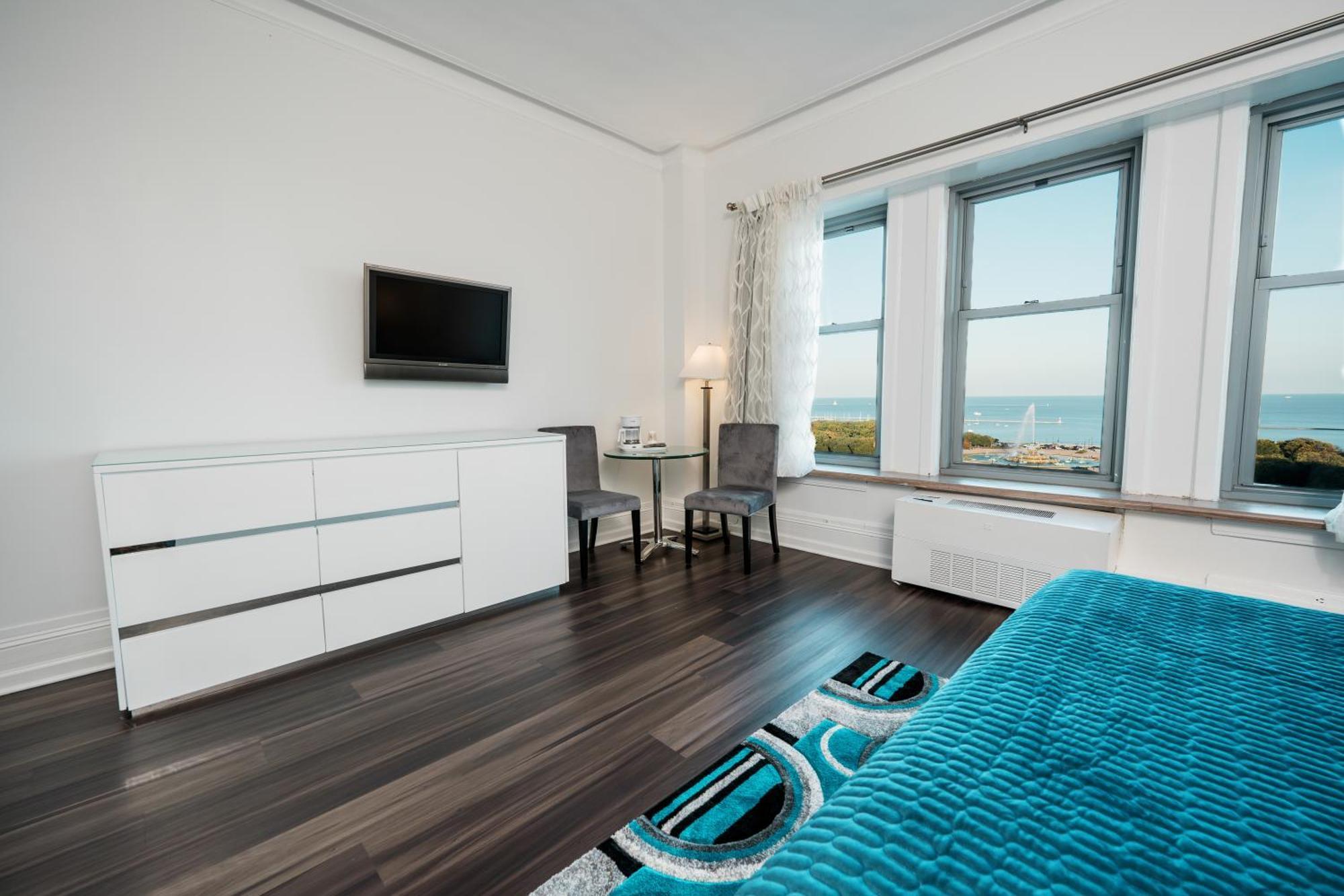 Suite mit Kingsize-Bett und Seeblick