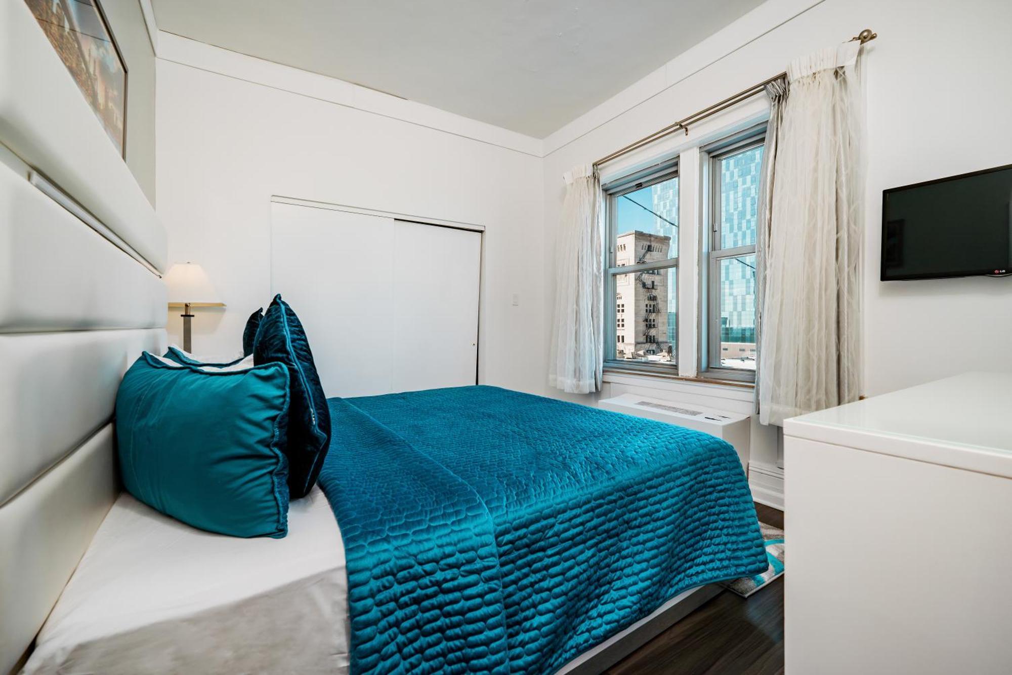 Zimmer mit Kingsize-Bett und Seeblick; Nichtraucherzimmer.