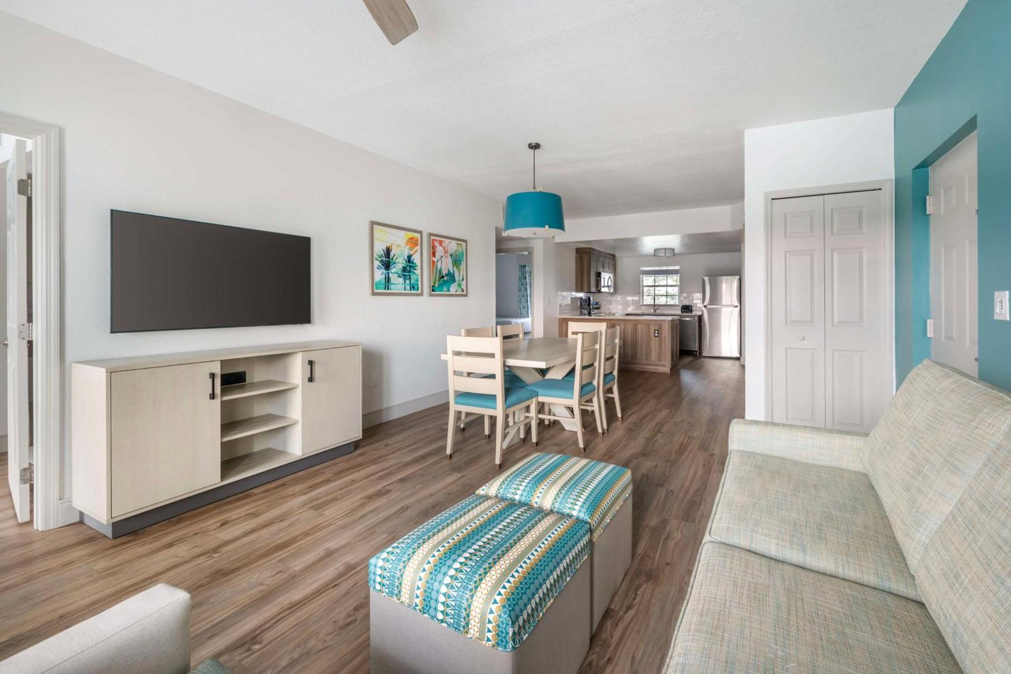 Two-Bedroom King Suite with Two Double Beds and Bath Tub - Hearing Accessible