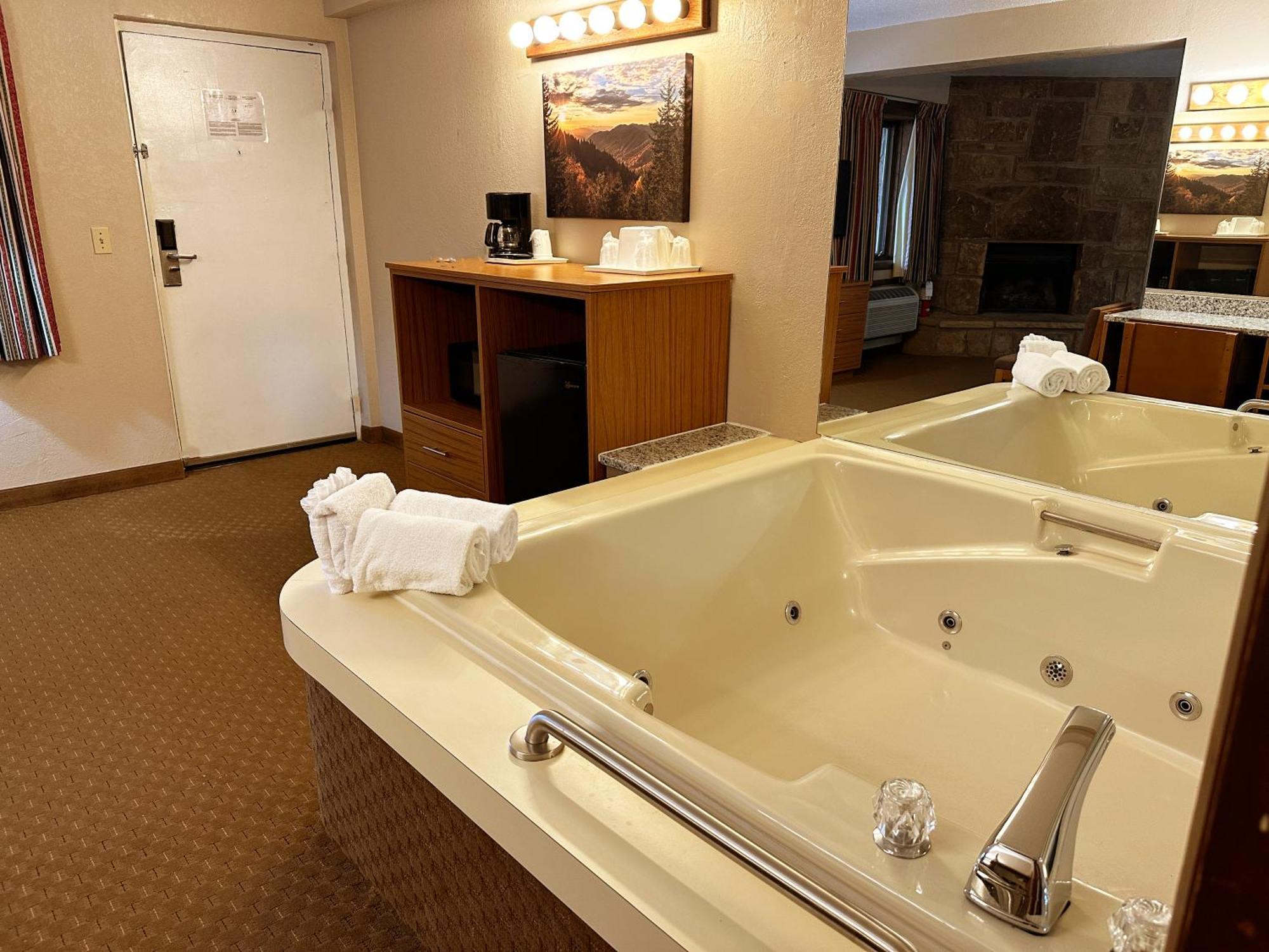 King Suite with Spa Bath - No Pets,1643765007:JPEG