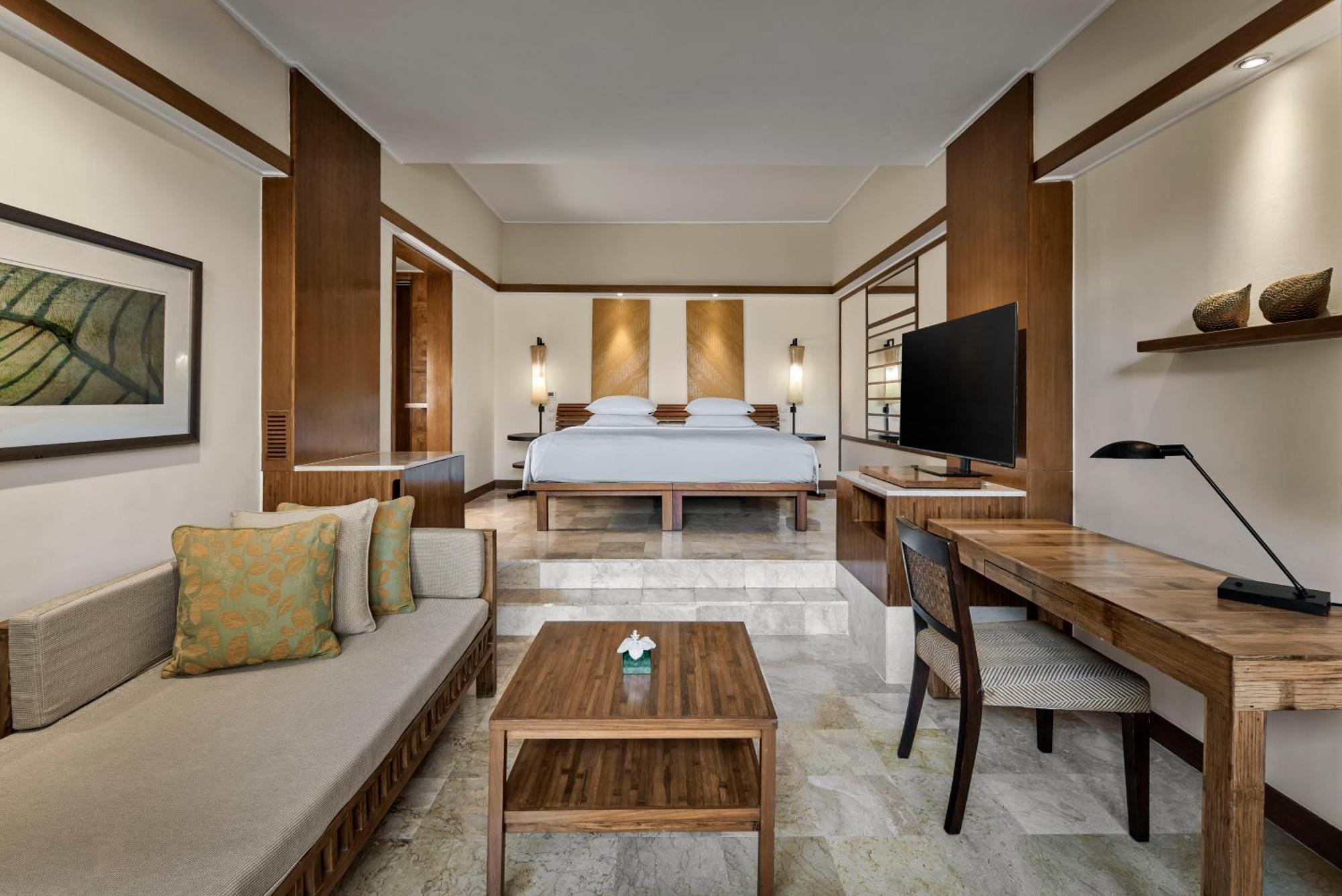 Deluxe King Room Club Access