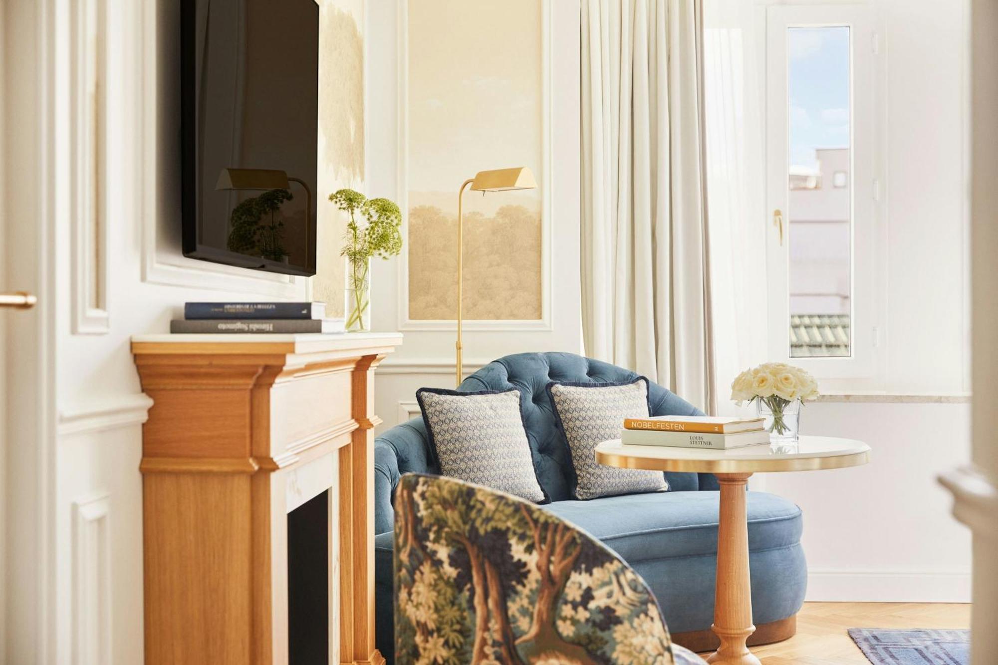 Deluxe Zimmer mit Kingsize-Bett und Blick auf den Innenhof
