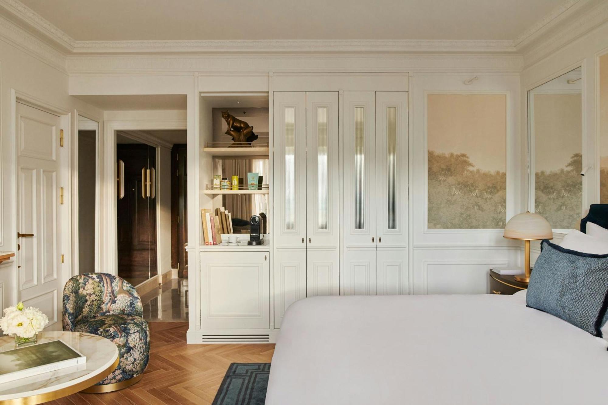 Premium Zimmer mit Kingsize-Bett und Straßenblick