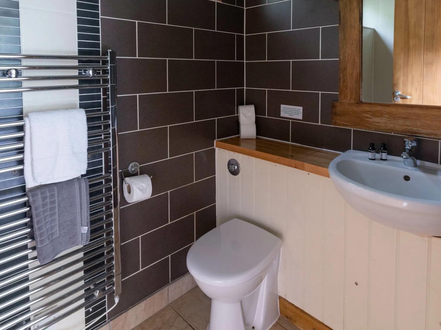 Golden Oak Cabin (pet-friendly)