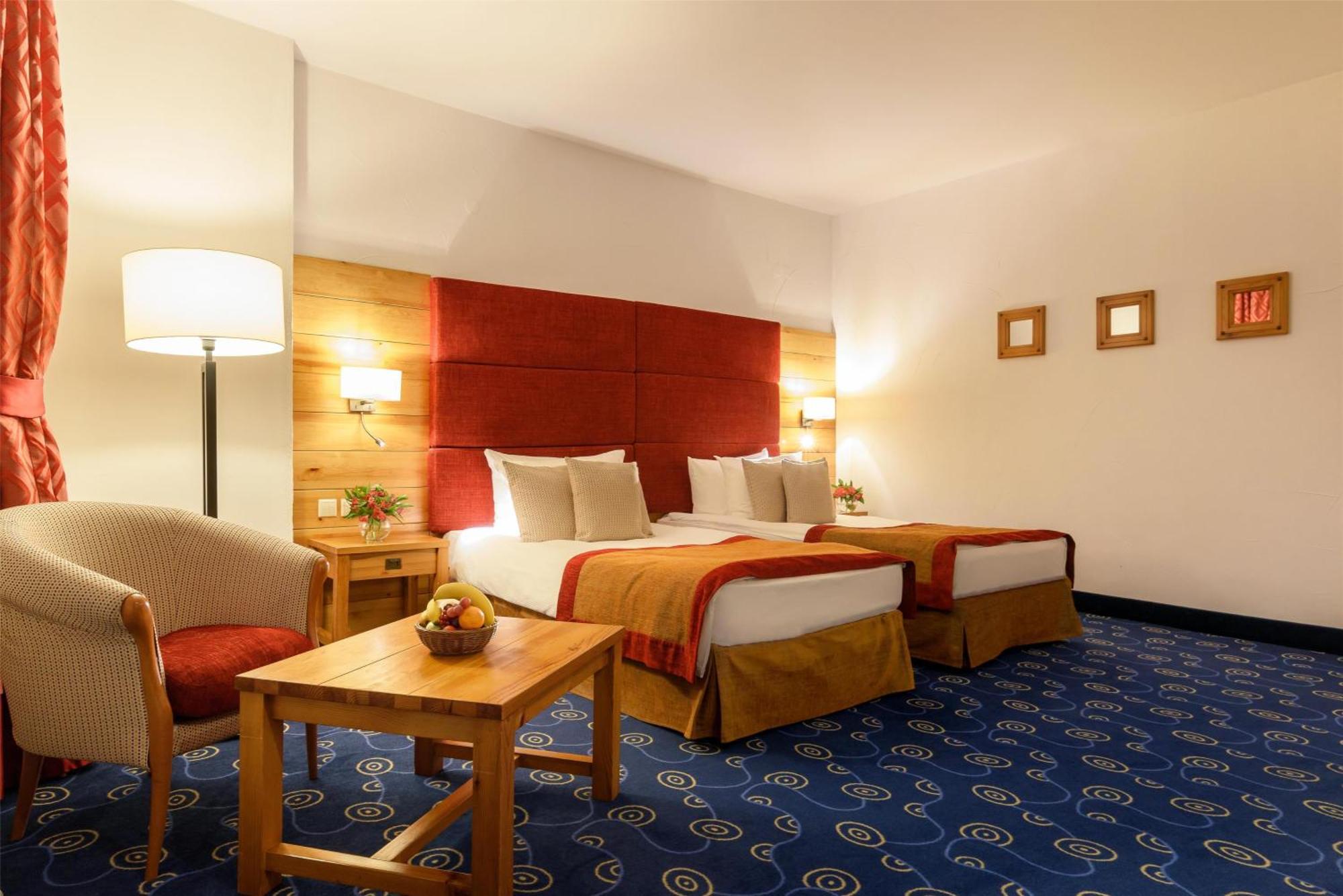 Deluxe Room Town View Twin Beds