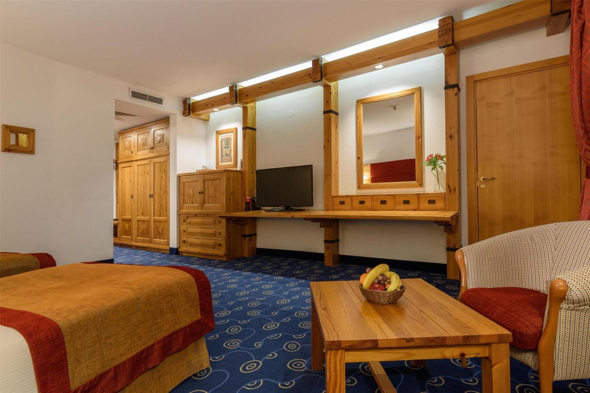 Deluxe Room Town View Twin Beds