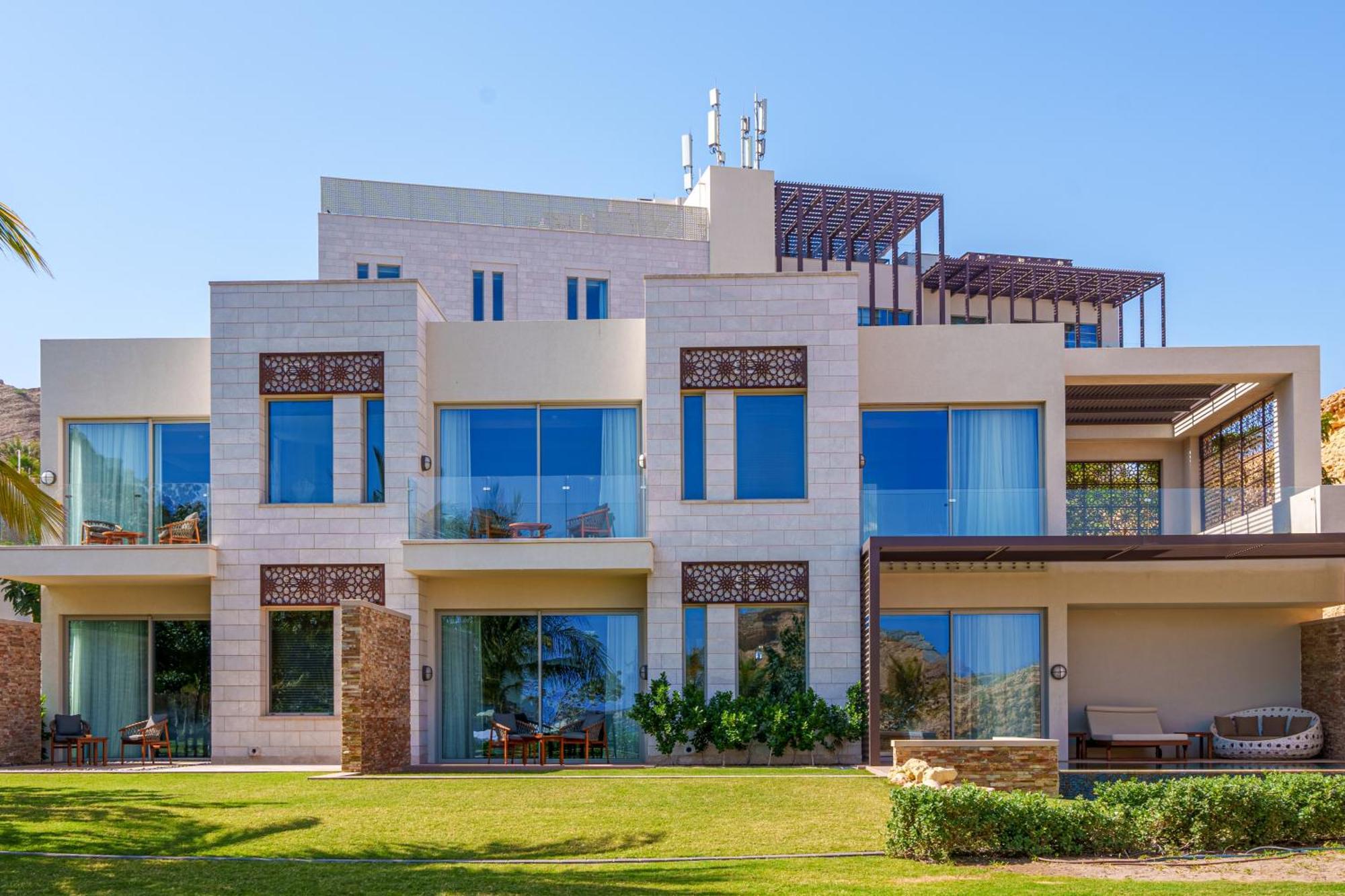 Villa met 4 Slaapkamers aan de Oceaan, Tuin en Zwembad