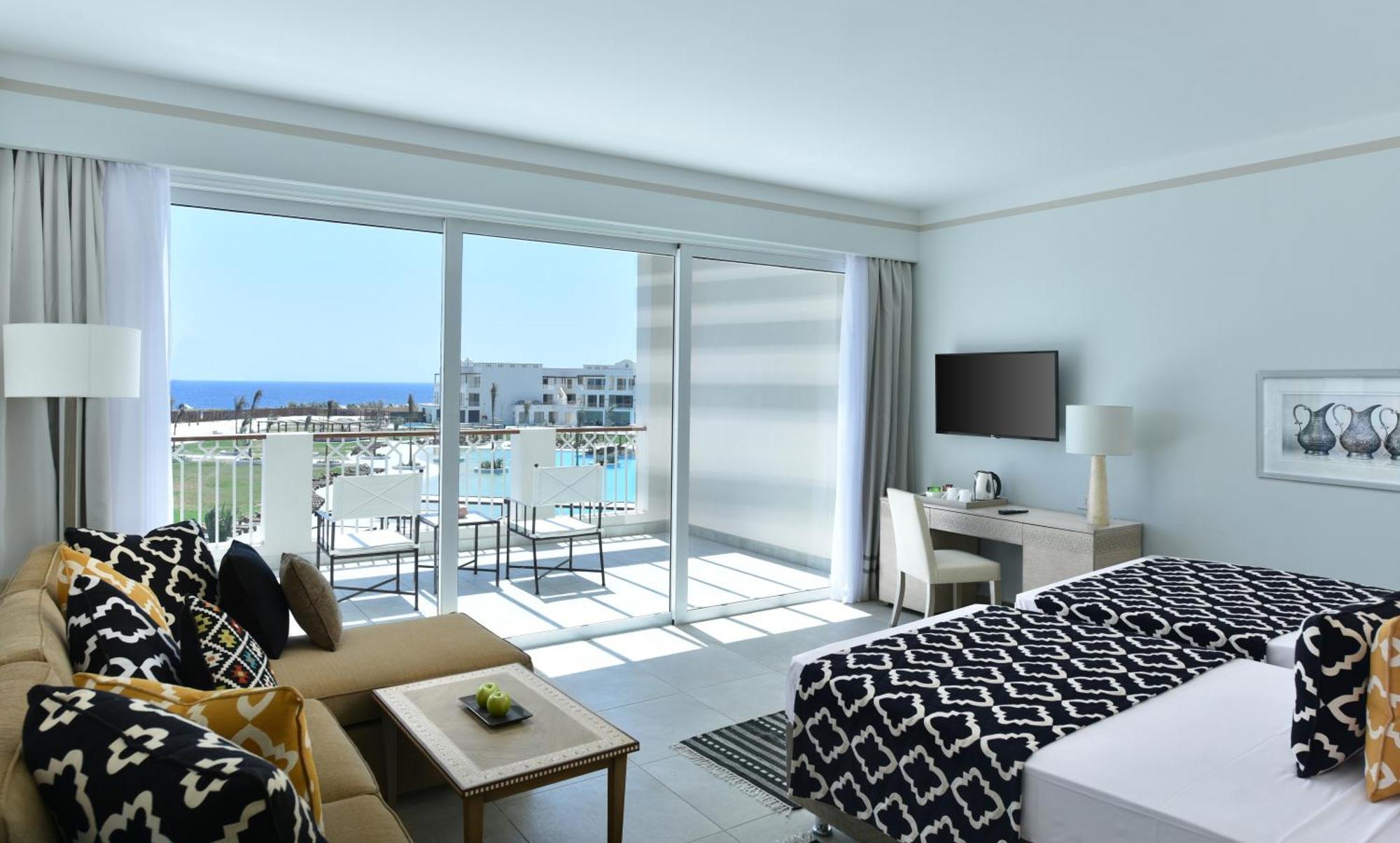 Deluxe Kamer met Queensize Bed of 2 Aparte Bedden - Directe Toegang tot Zwembad - Uitzicht op Zee