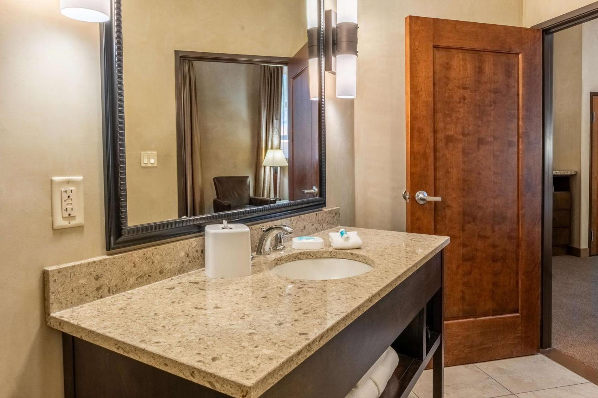 Deluxe King Room,1699016396:JPEG