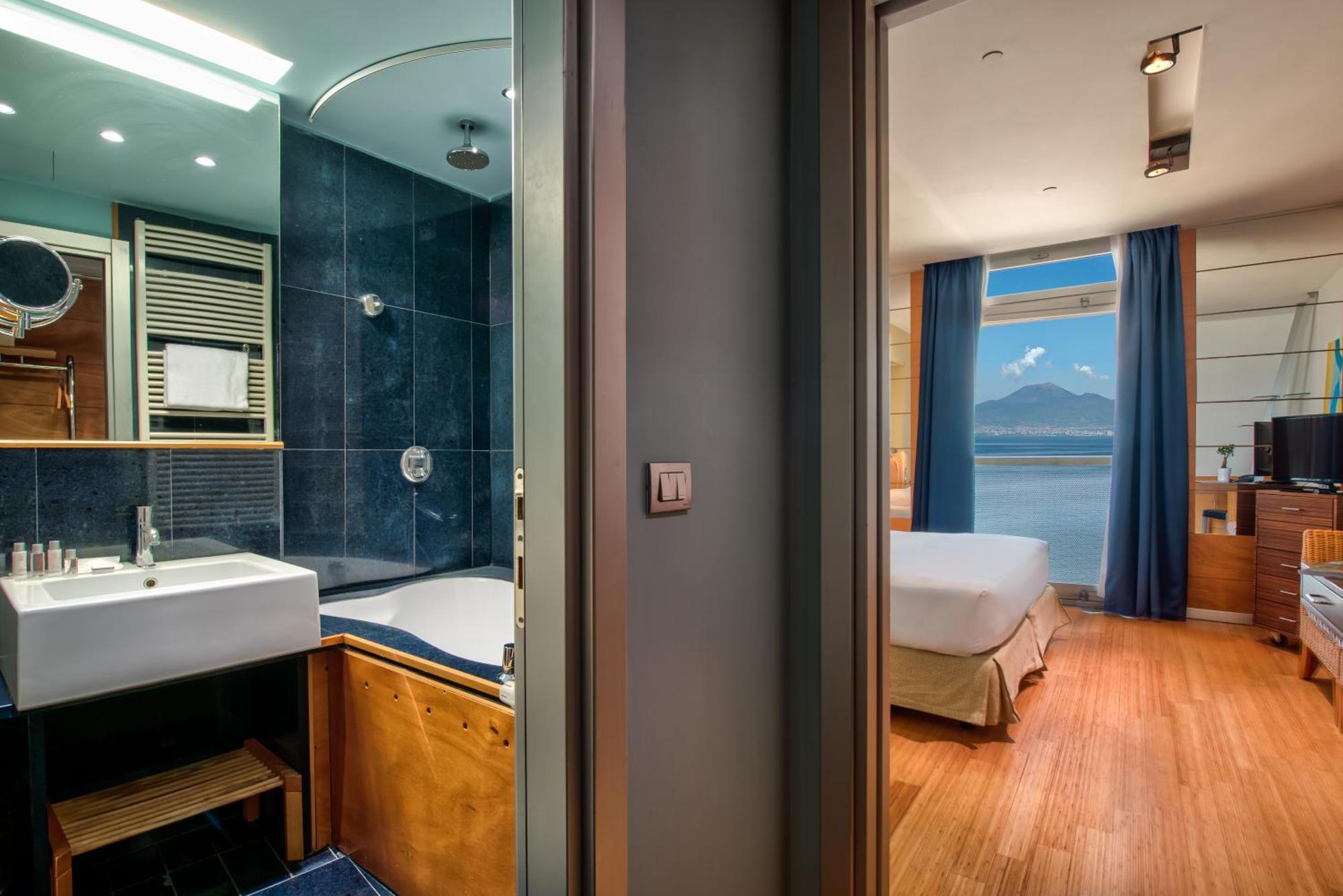 Quarto Standard com Cama de Casal ou 2 de Solteiro e Vista do Mar