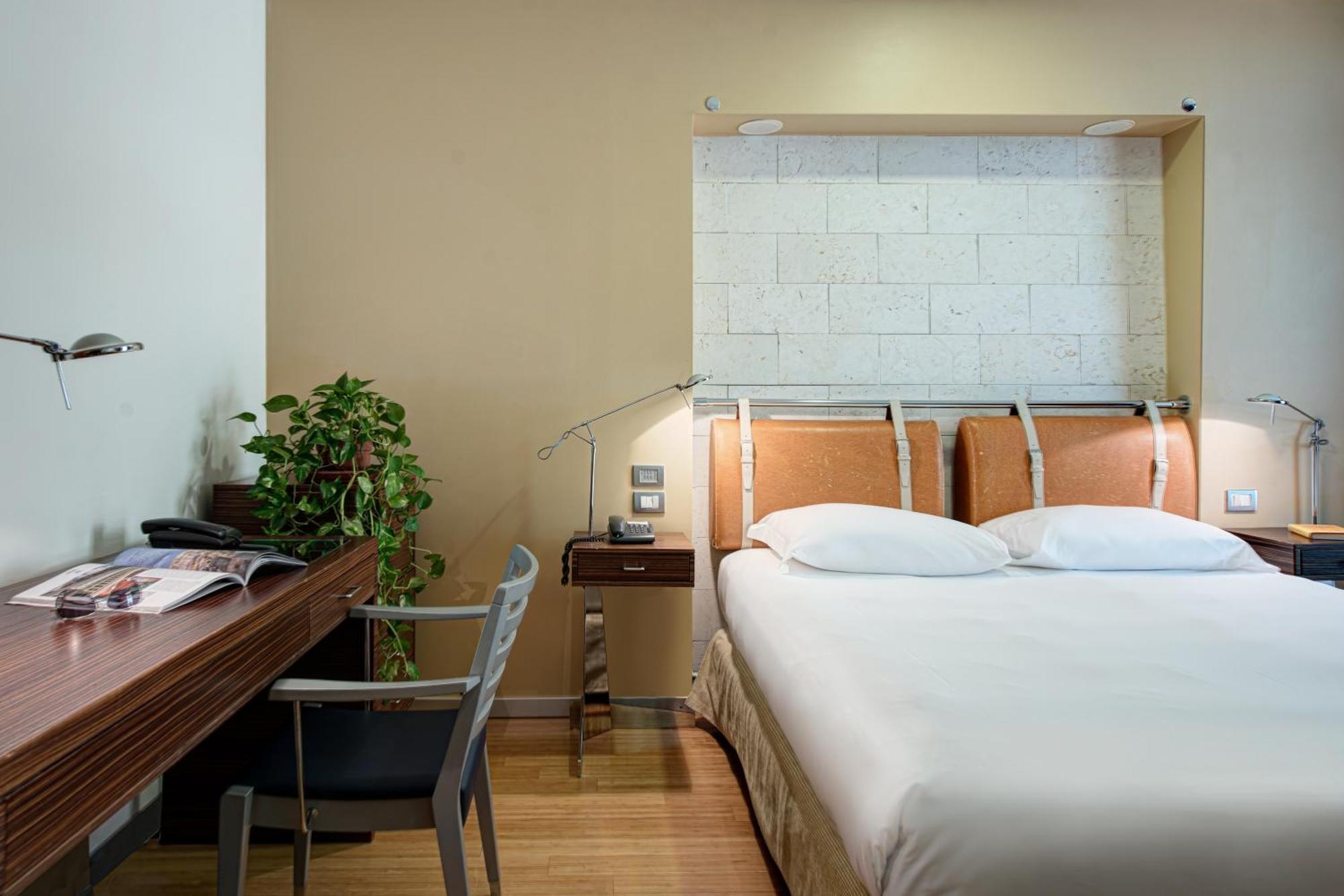 Quarto com Cama de Casal ou 2 de Solteiro e Vista Parcial do Mar