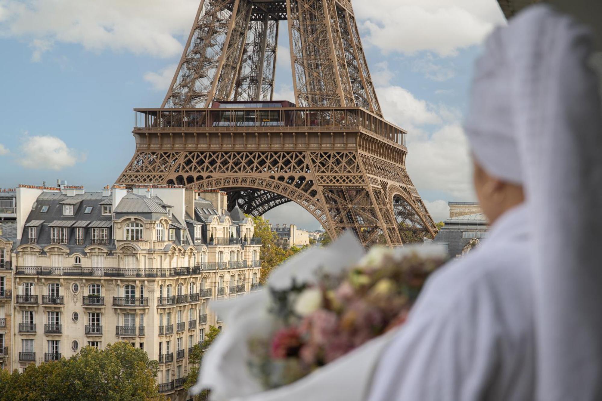 Quarto King Deluxe com Sofá, Varanda e Vista Torre Eiffel - Piso Alto
