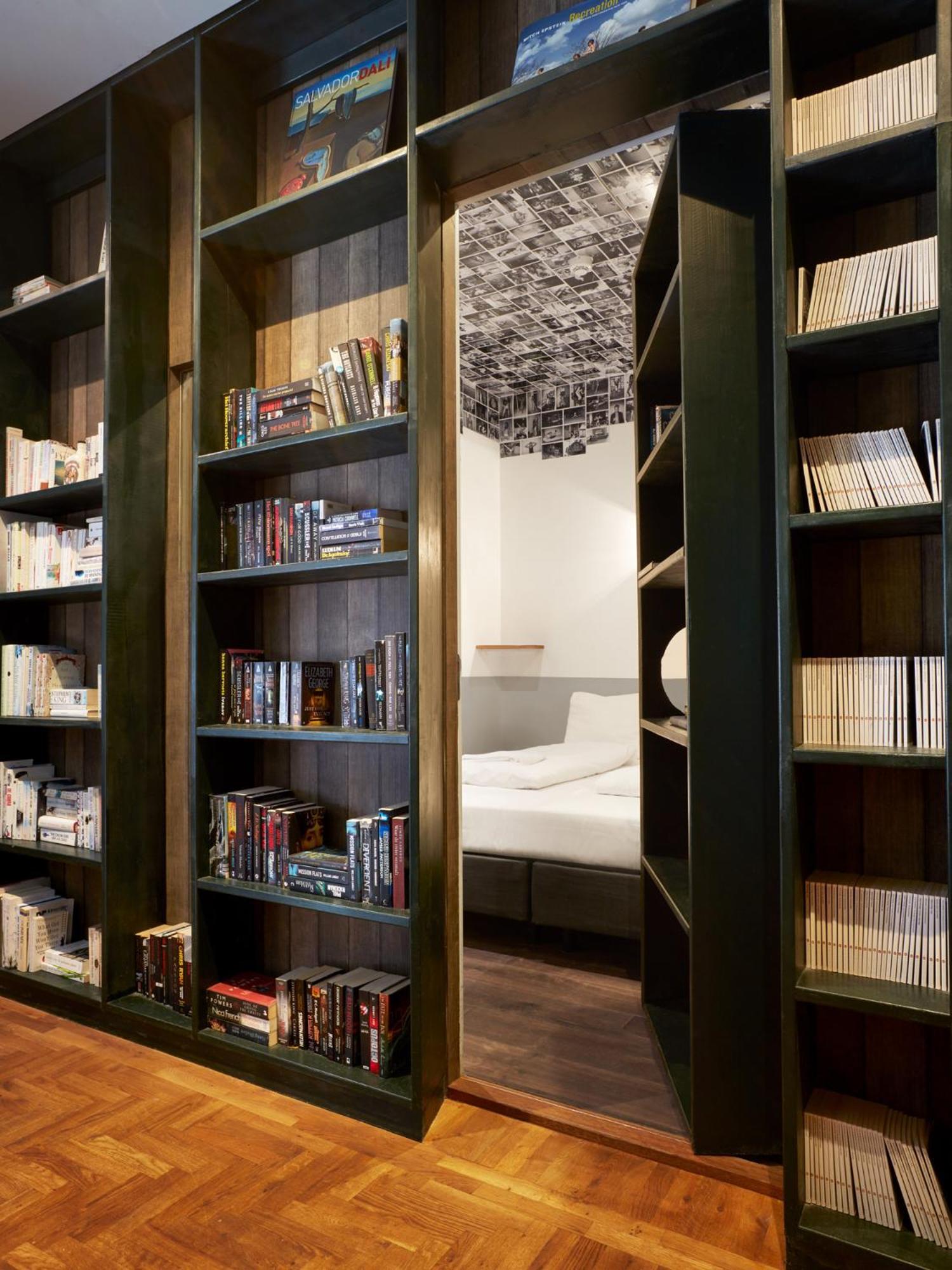 Secret Bookcase M (Gedeelde Badkamer)