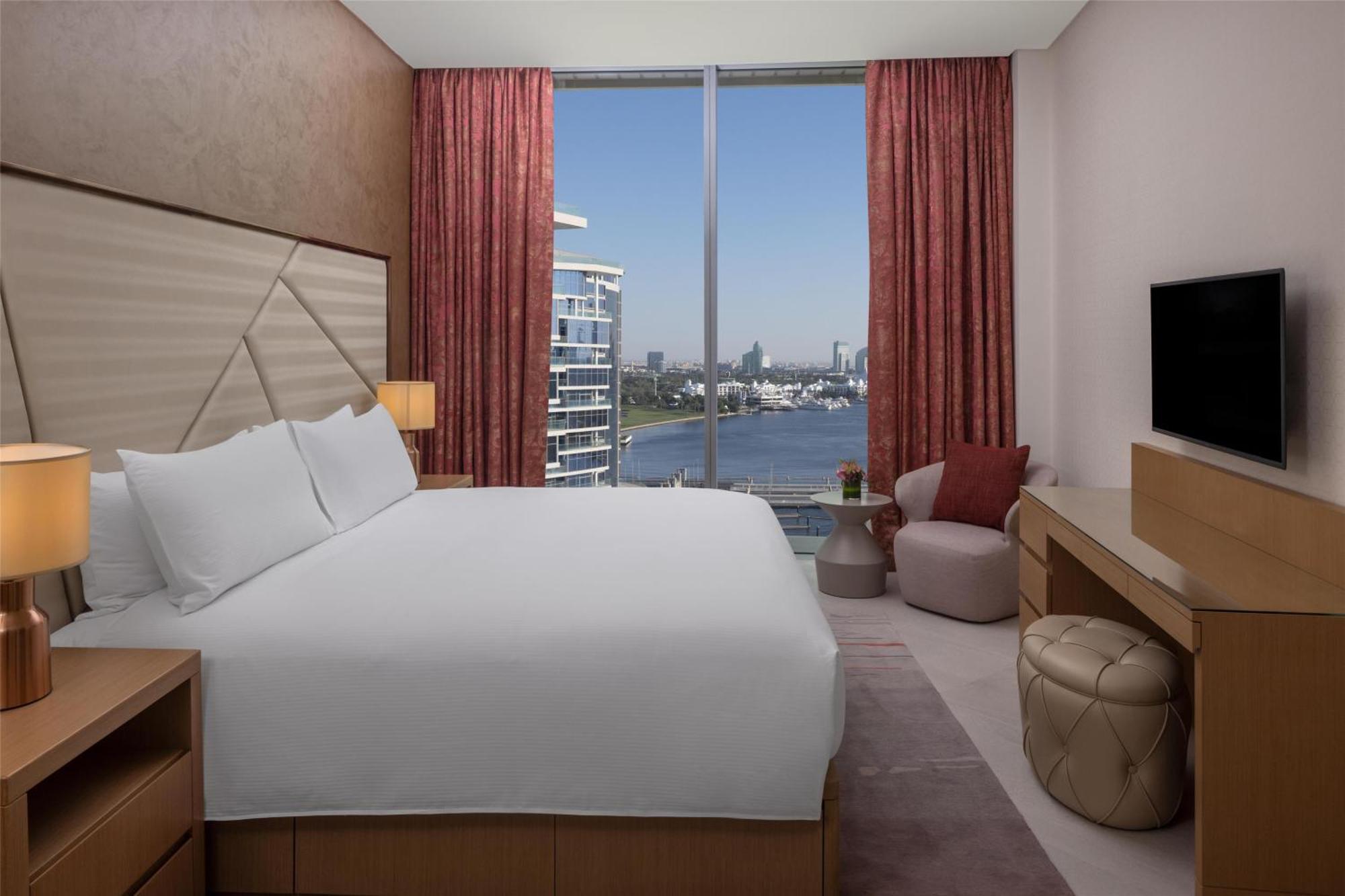 Apartment mit 1 Schlafzimmer mit Kingsize-Bett und Aussicht auf den Creek