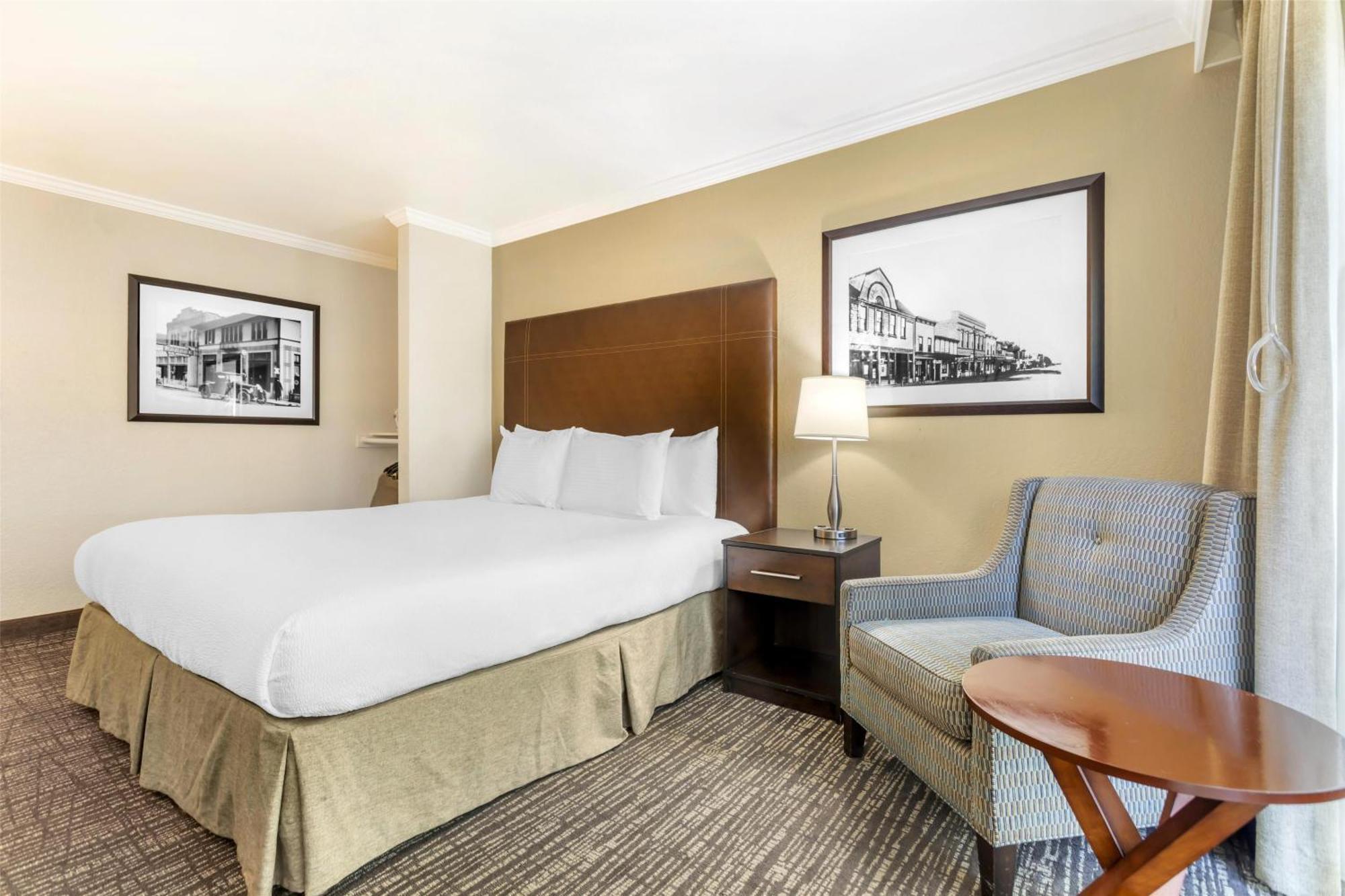 King Room with Roll-in Shower - Disability Access/Non-Smoking