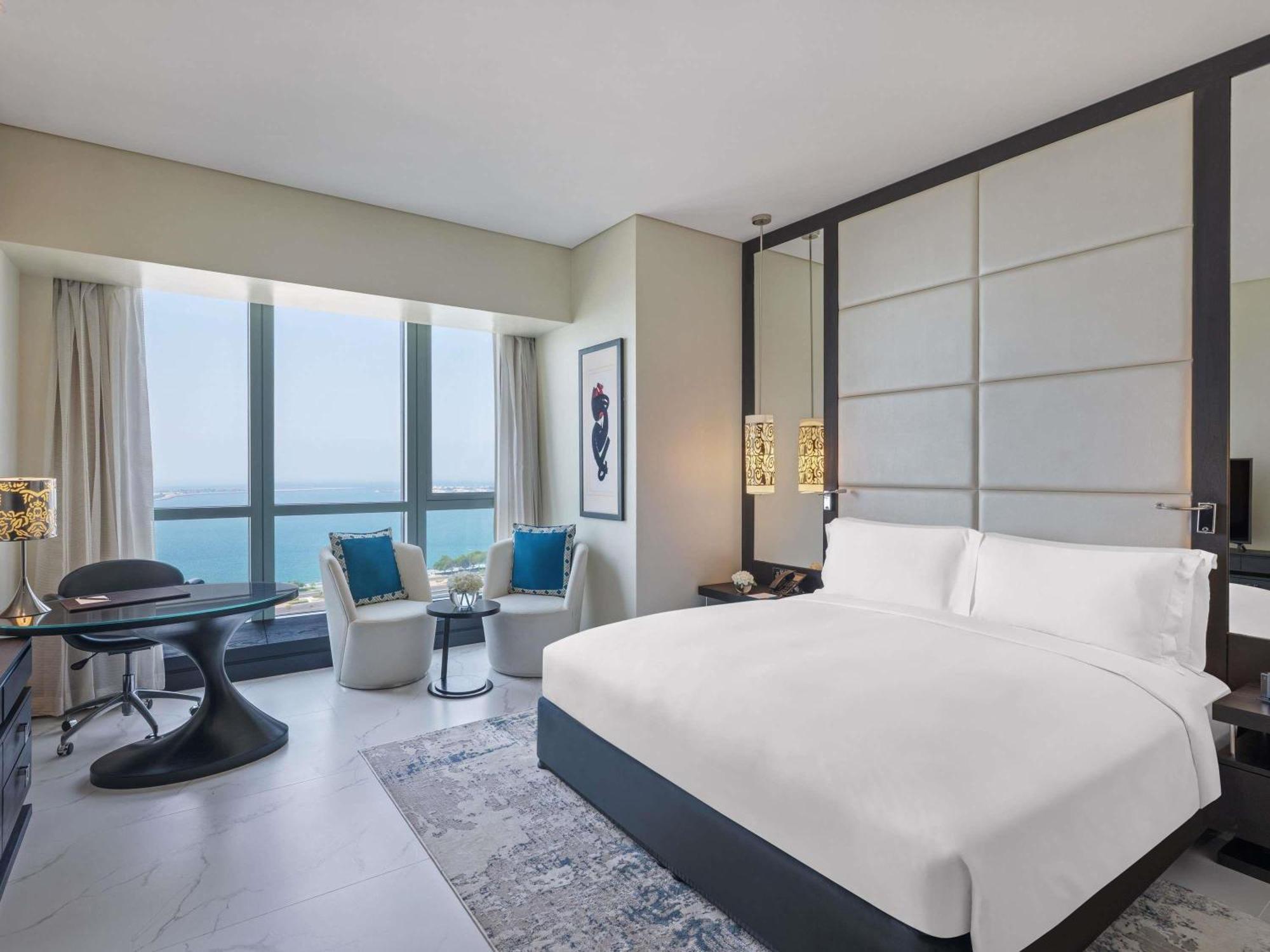 Quarto Luxo com Cama King-size e Vista do Mar