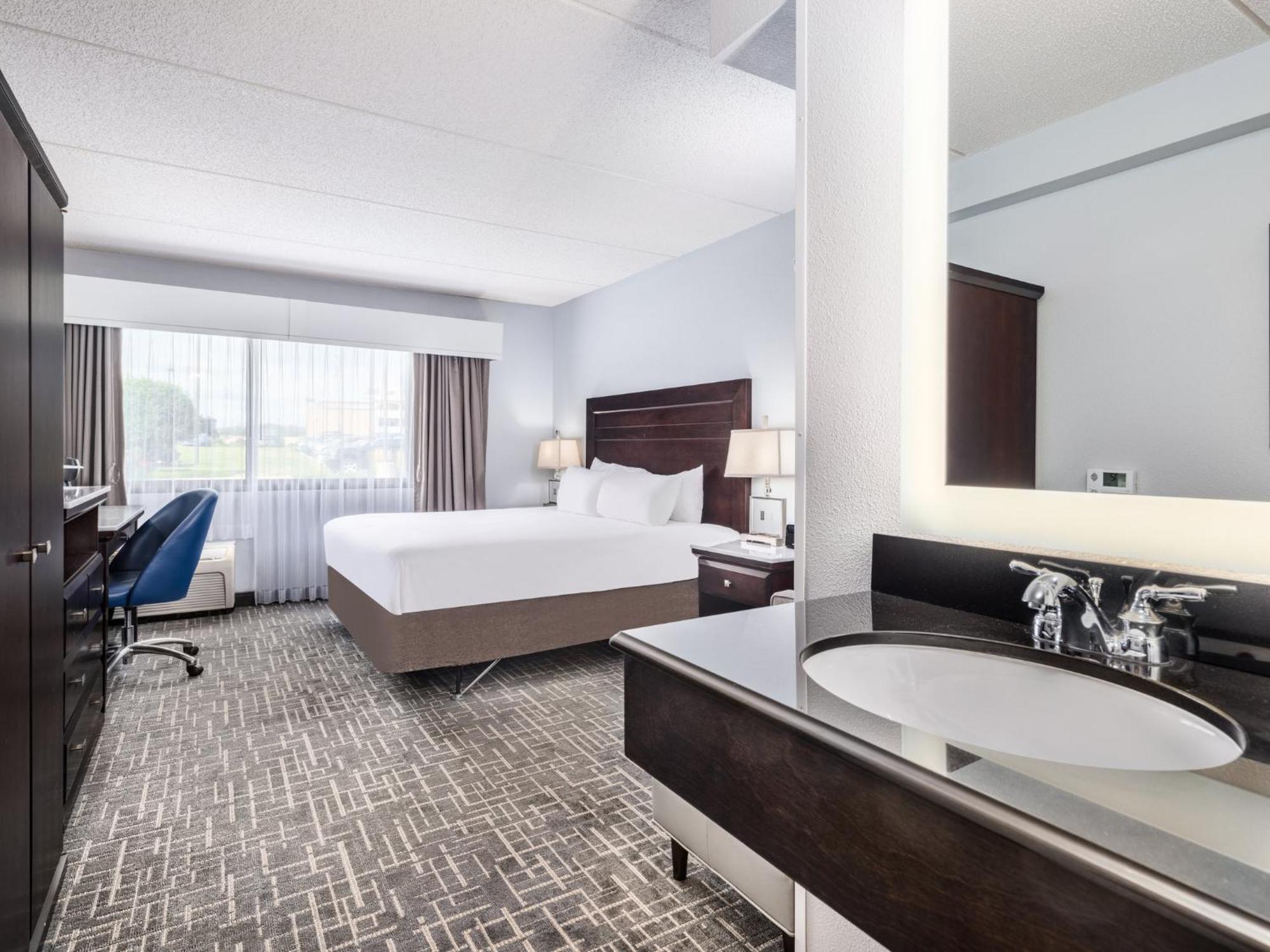 Standard King Room Mobility Accessible Tub