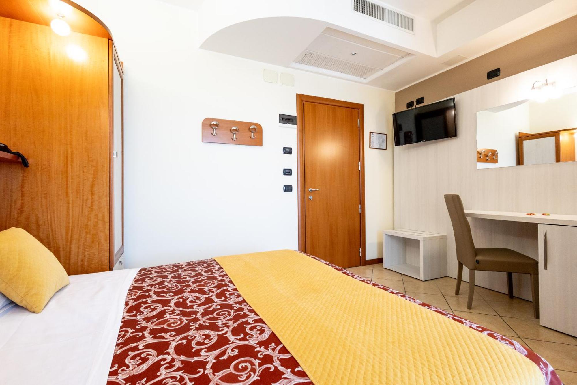 Double or Twin Room Side Sea View