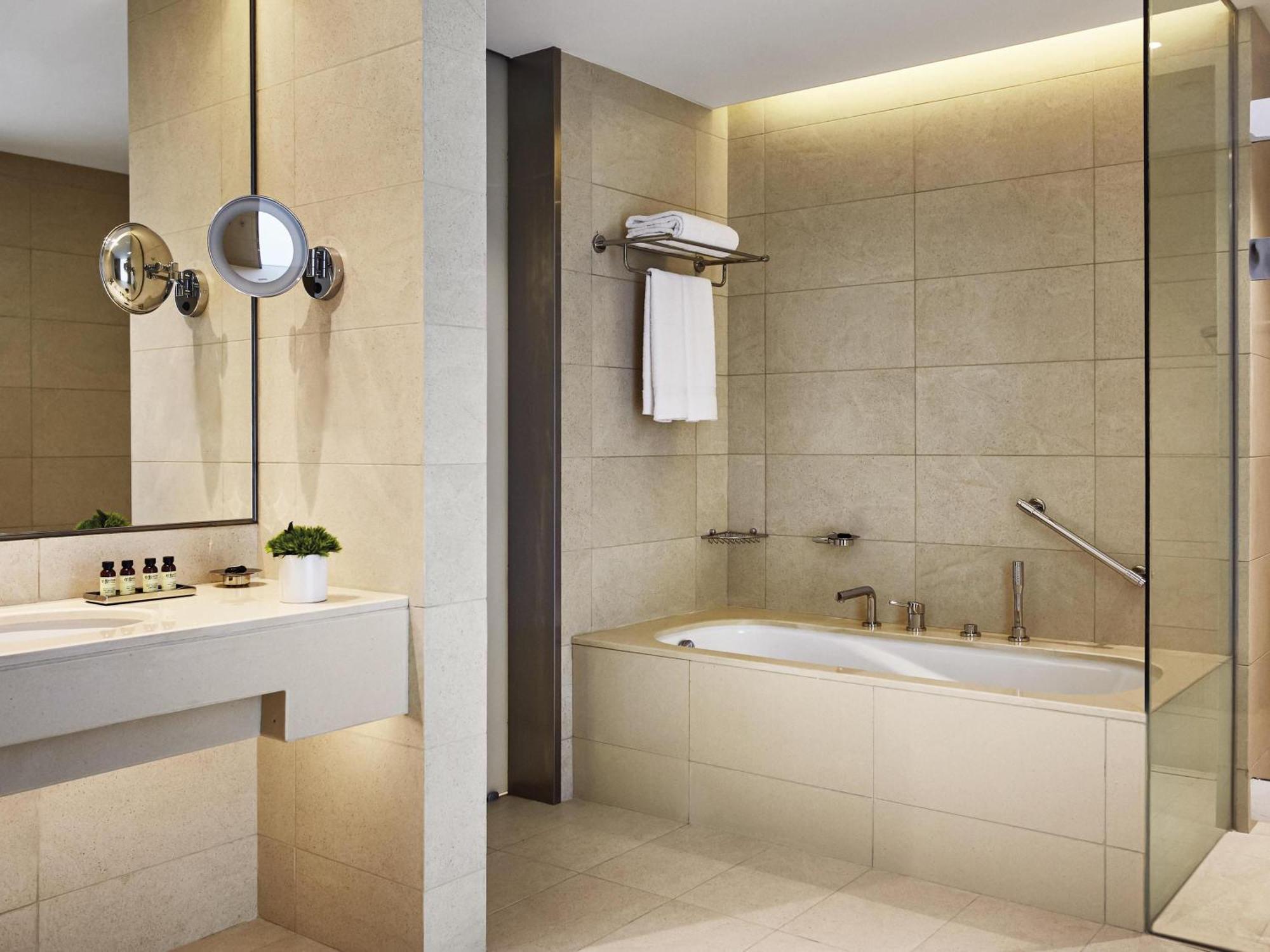 Executive King Suite - Lounge Access