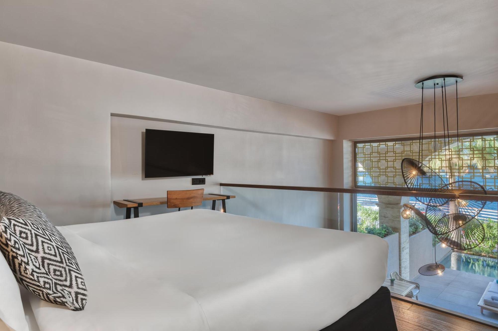 Black Pearl Maisonette Sea View Plunge Pool
