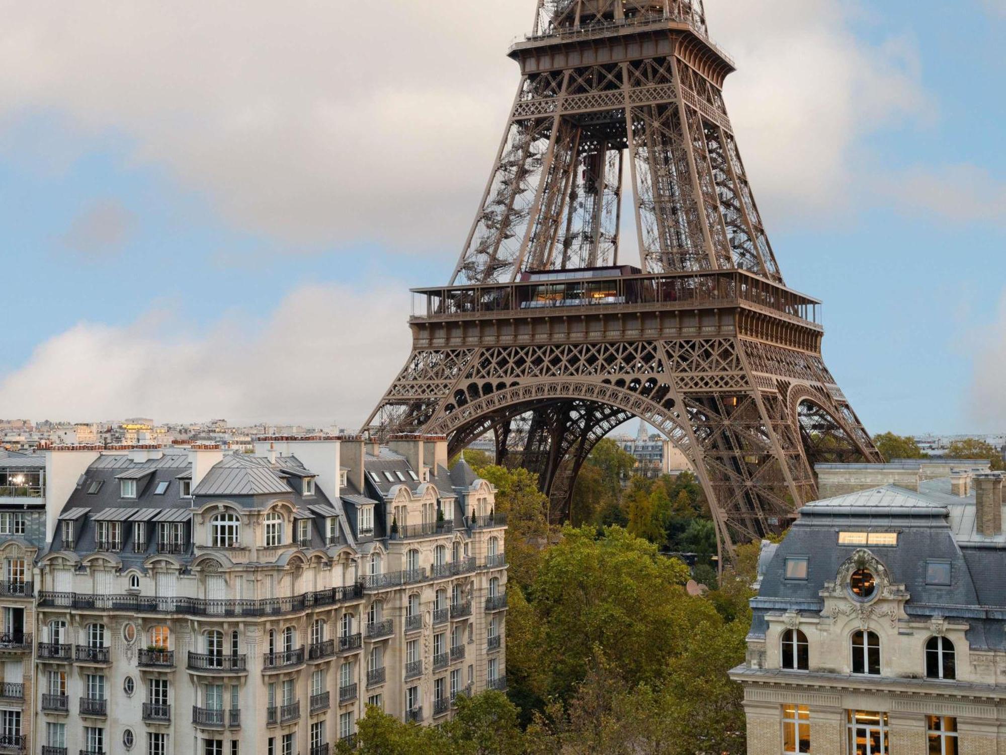 Quarto Twin Deluxe com Sofá, Varanda e Vista Torre Eiffel - Piso Alto