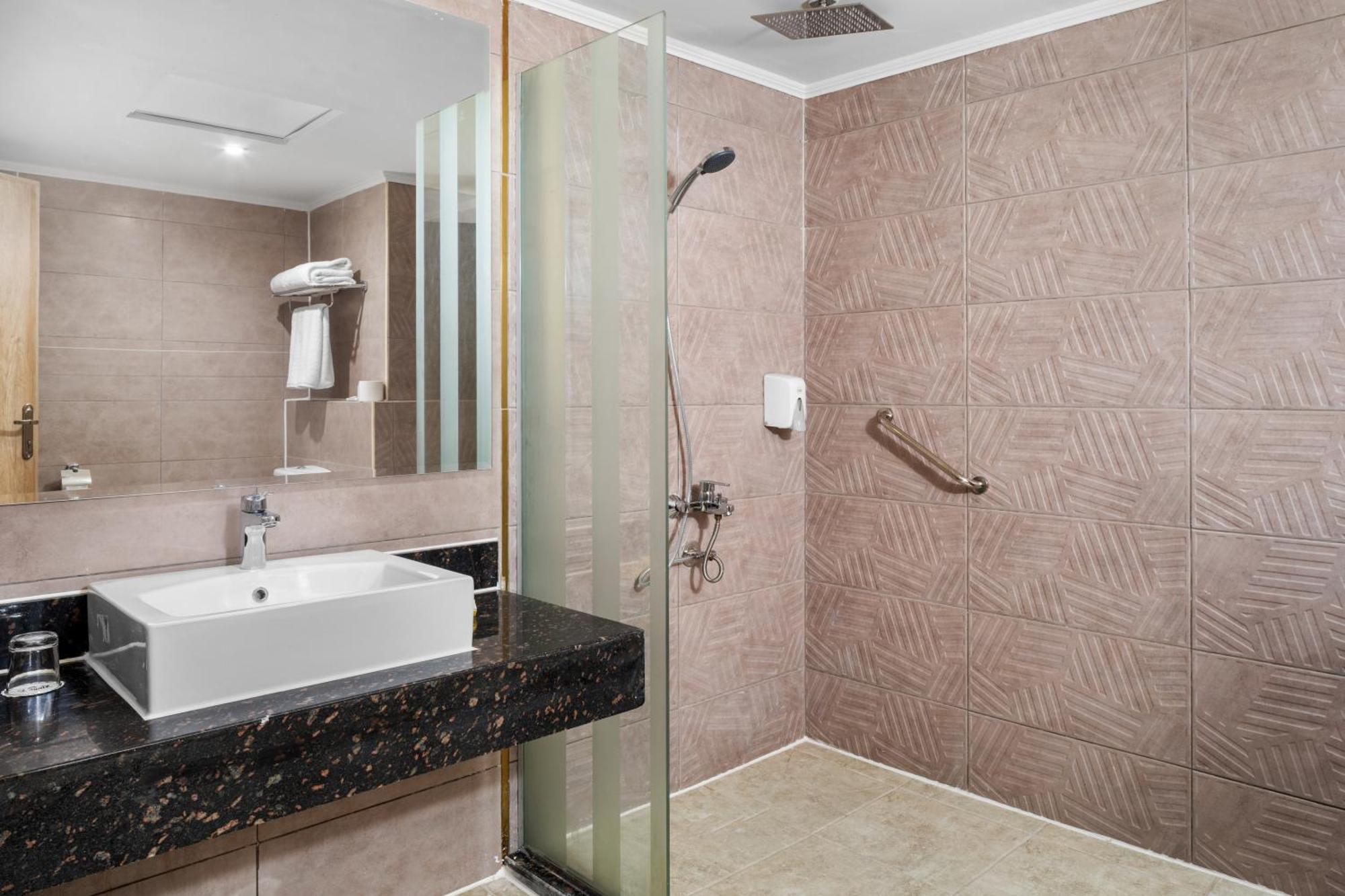 Standard Dreibettzimmer mit Poolblick