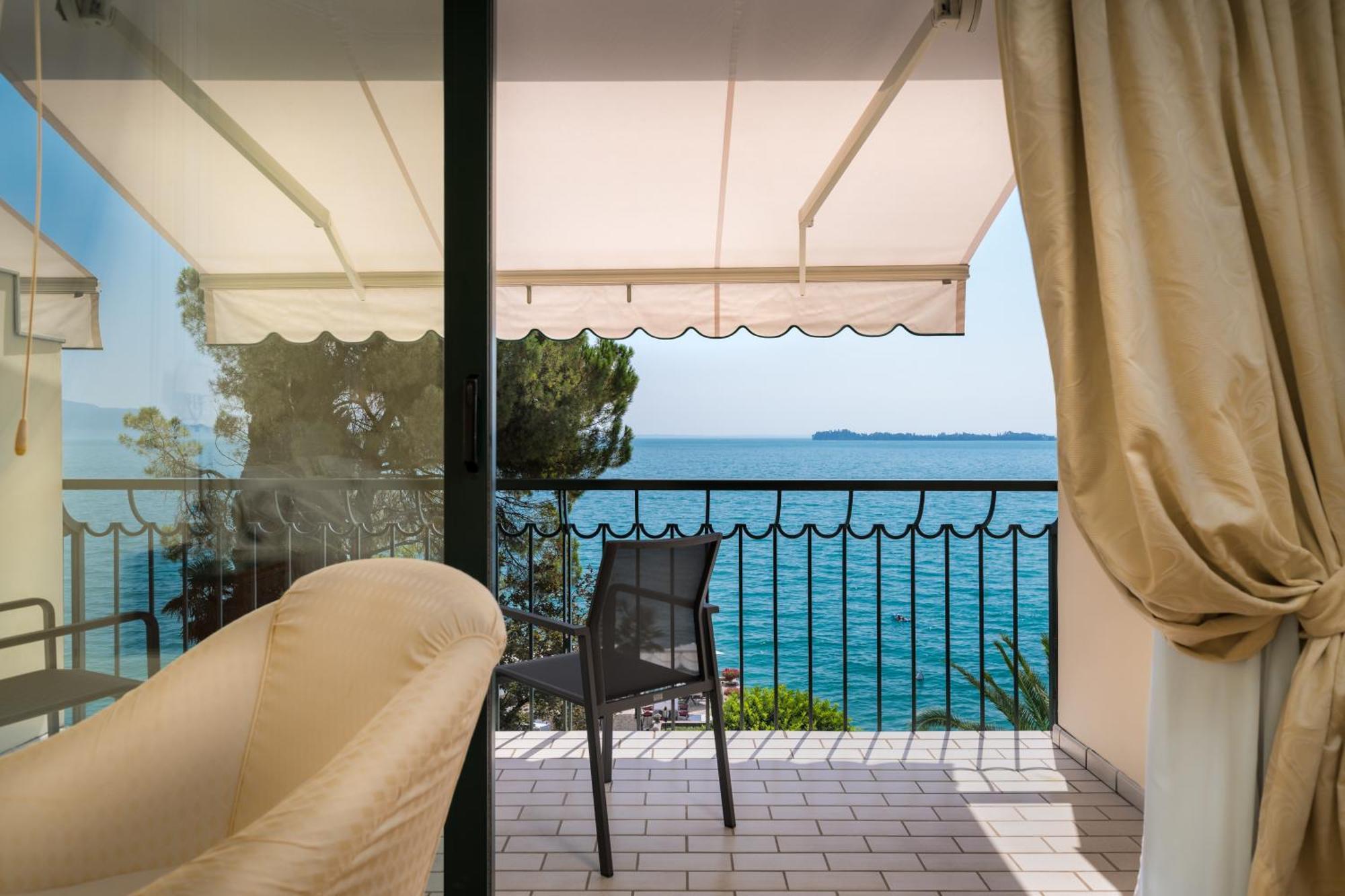 Deluxe Double or Twin Room Lake View