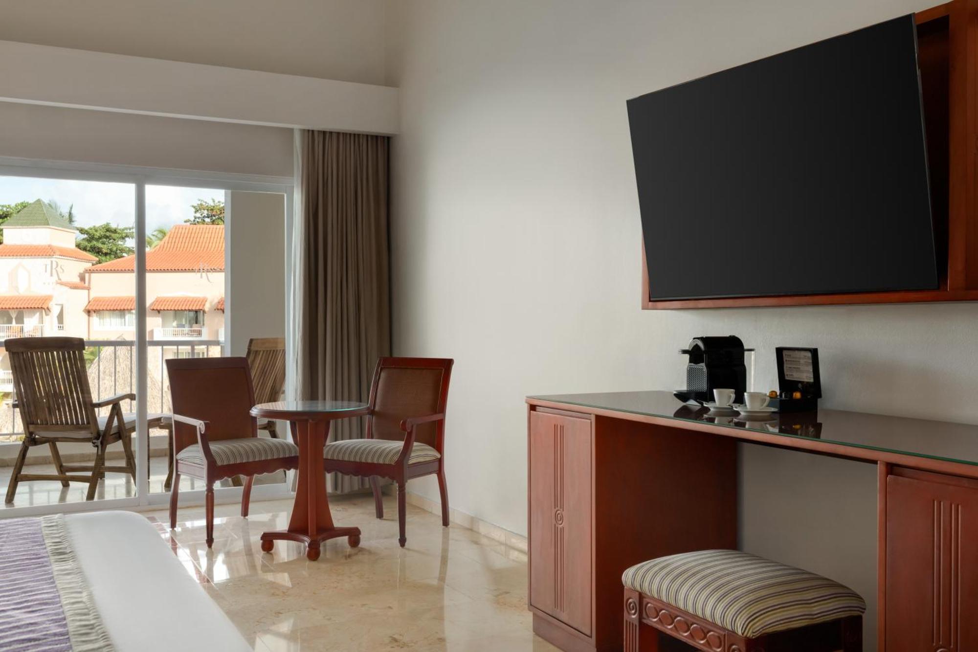 Junior Suite Poolside