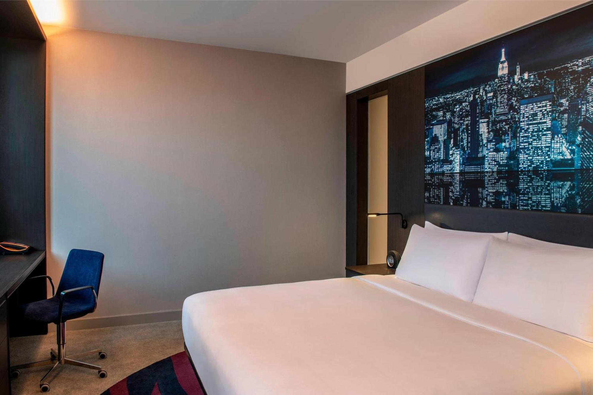 Zimmer Aloft mit Kingsize-Bett und Stadtblick