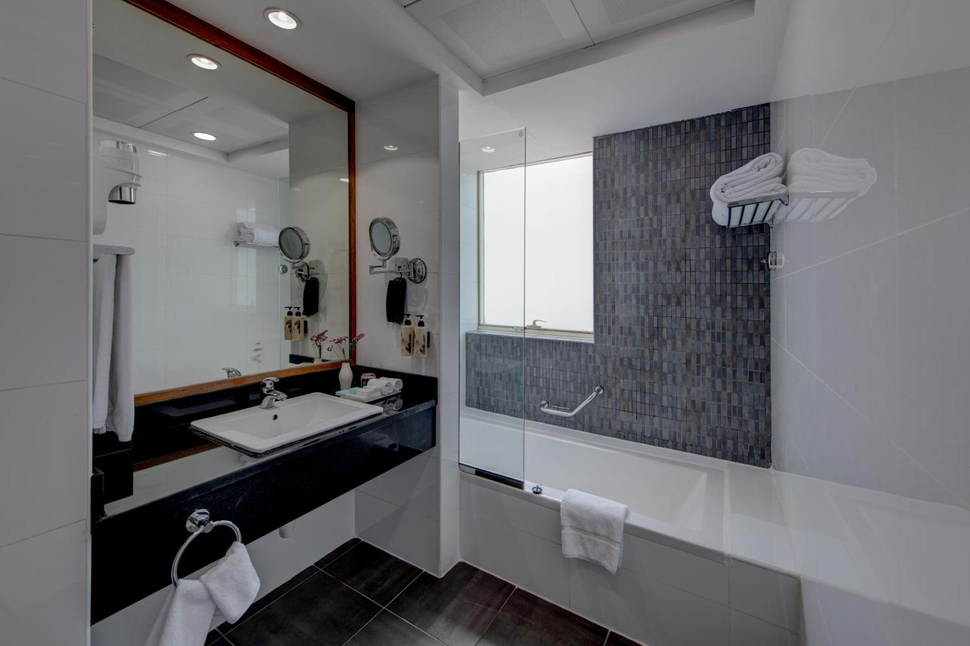Executive Zimmer mit Kingsize-Bett und teilweisem Meerblick