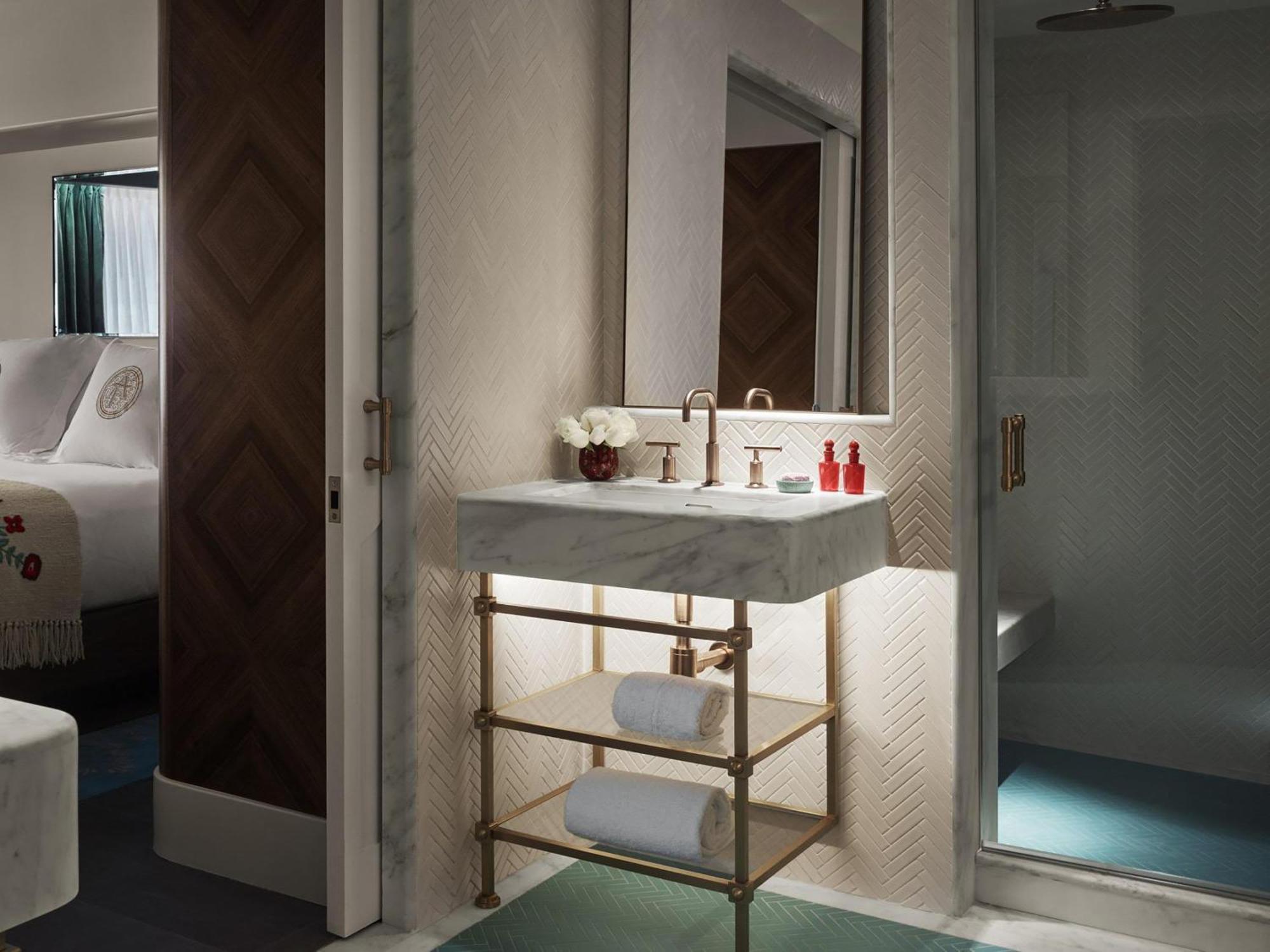 Quarto com 2 Camas de Solteiro e Vista da Baía