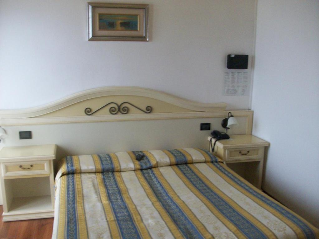 Double or Twin Room with Sea View,110616477:JPEG