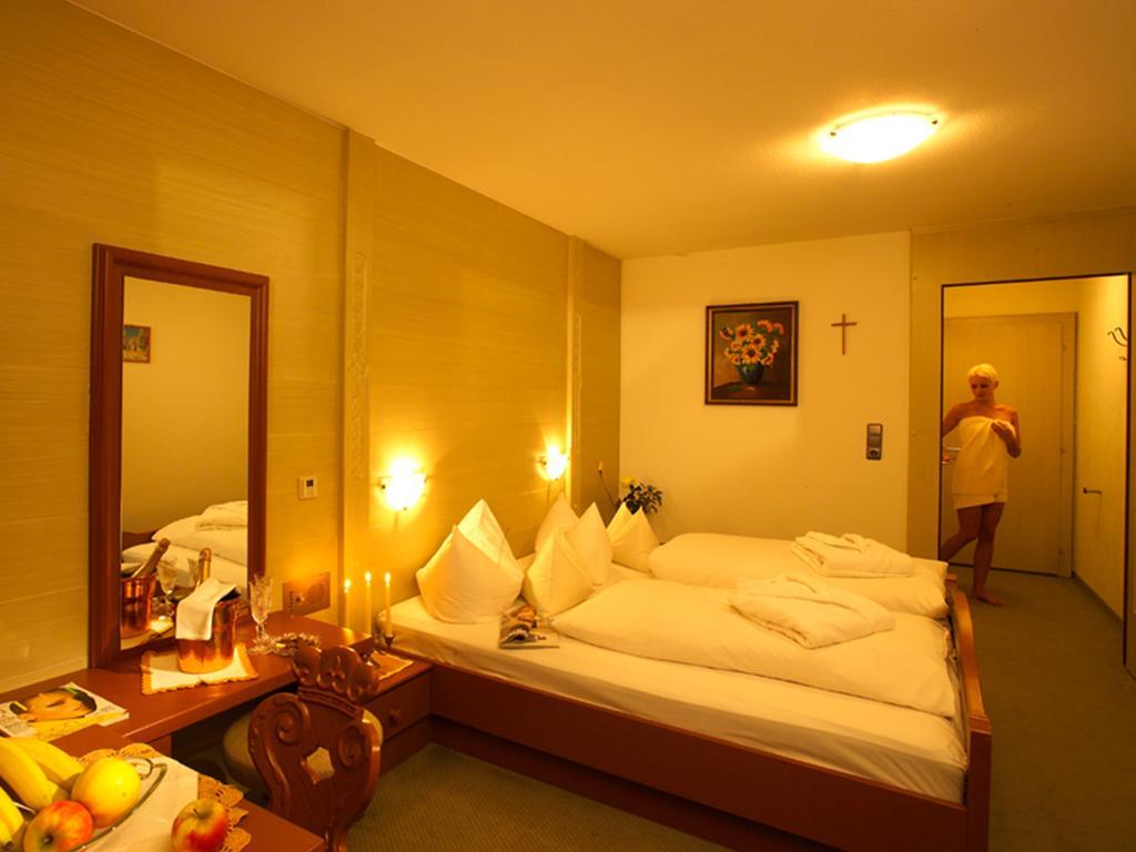 Single Room,255415261:JPEG