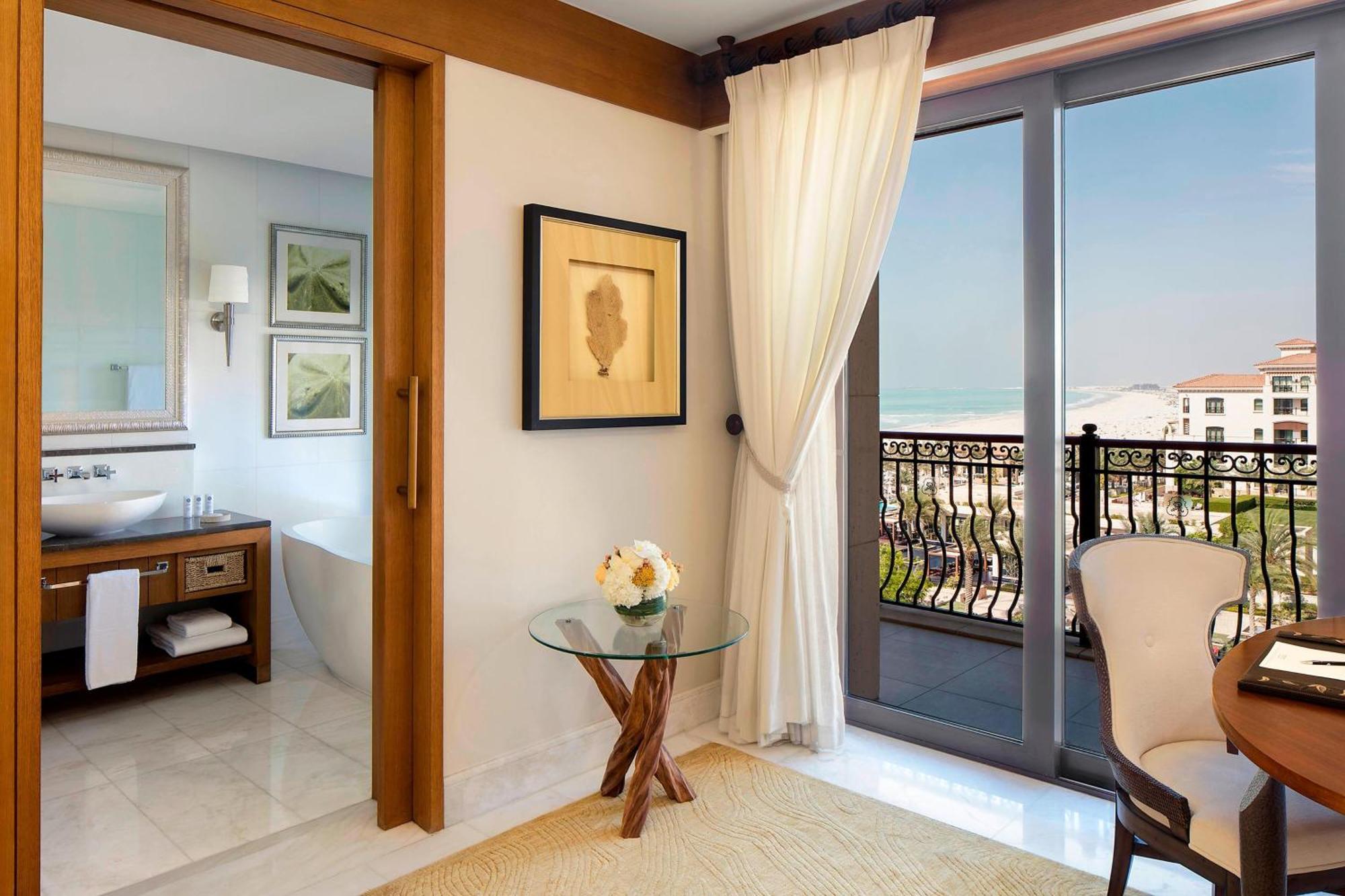 Superior Kamer met Kingsize Bed en Slaapbank - Gedeeltelijk Uitzicht op Zee