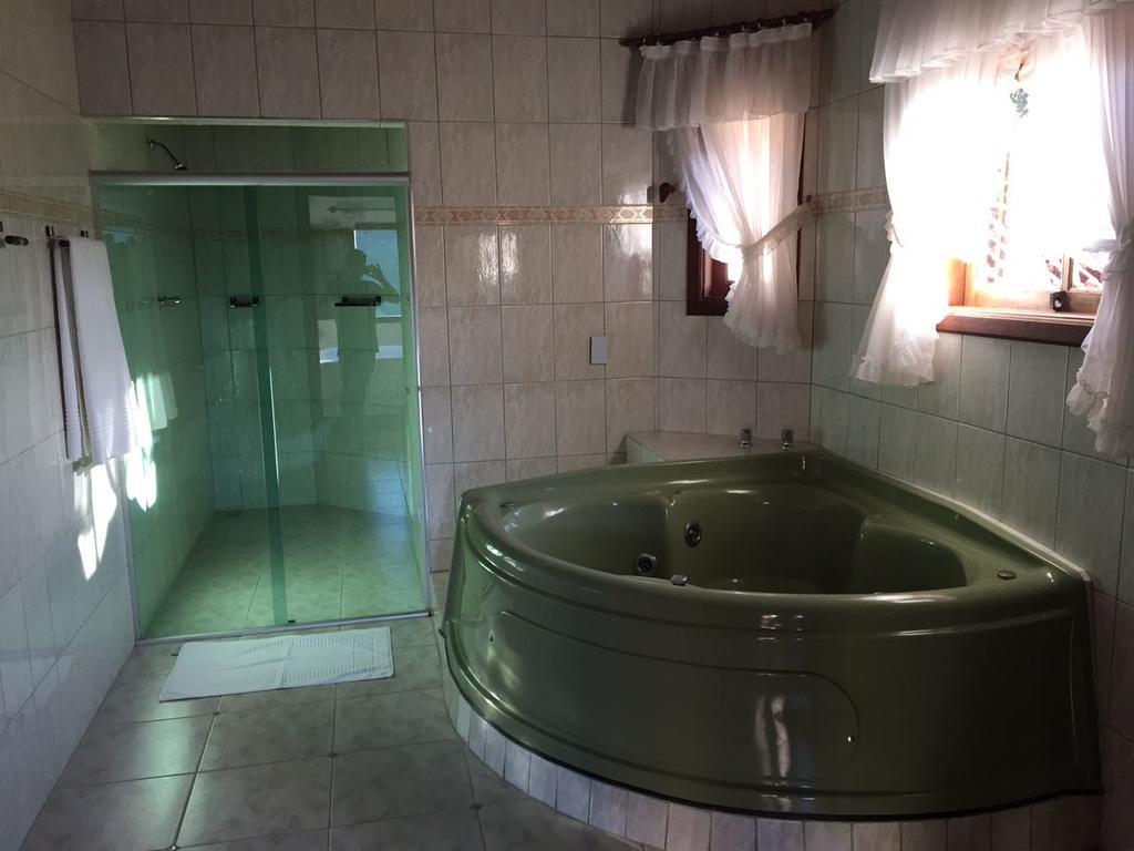 Quarto com Cama King-size e Banheira de Hidromassagem
