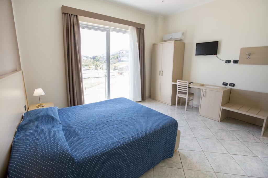 Classic Room with Balcony and Partial Sea View,936864145:JPEG