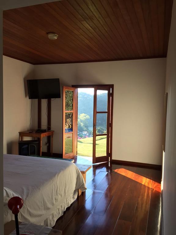 Quarto com Cama King-size e Banheira de Hidromassagem