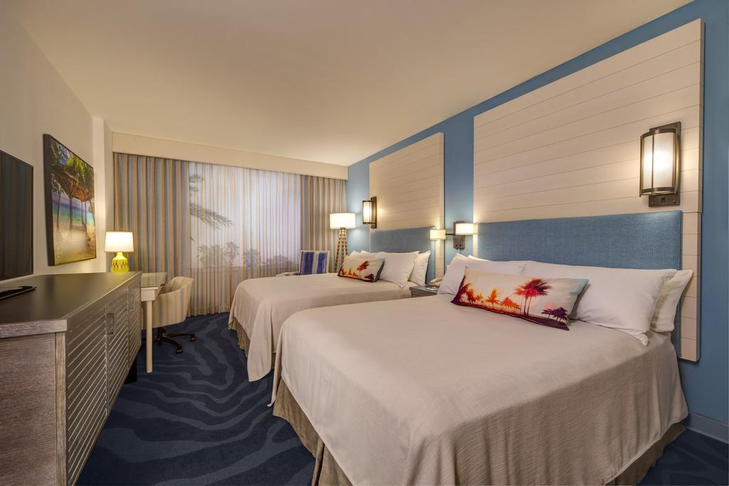 Mobility/Hearing Accessible Pool View 2 Queen Room, w/ADA tub (Includes Early Park Admission*)