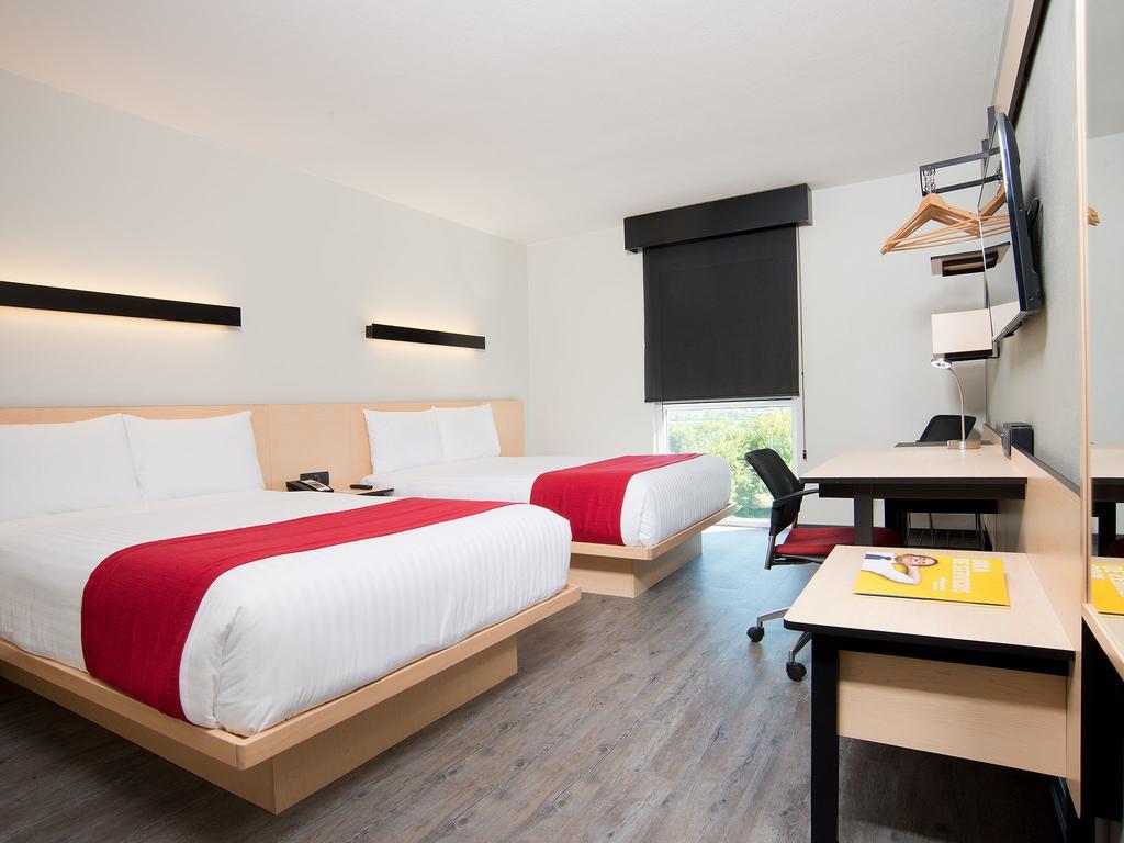 Quarto Duplo com 2 Camas de Casal
