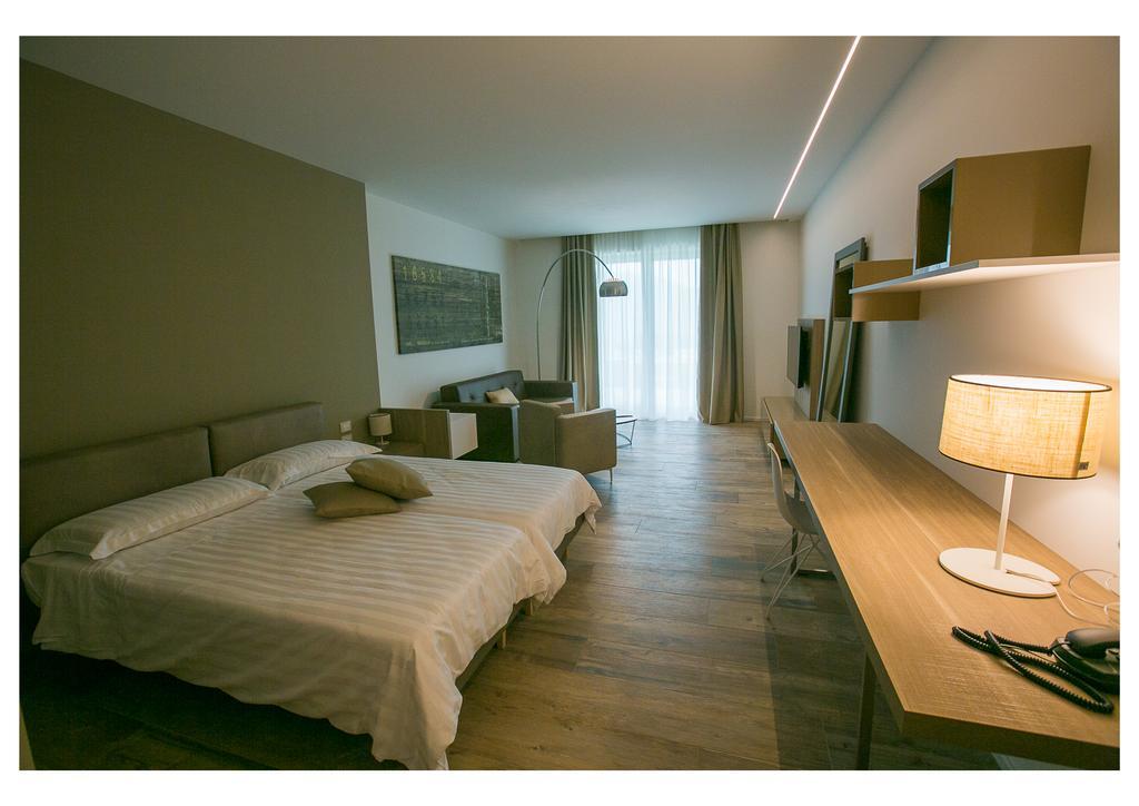 Junior Suite with Patio and Pool View - Ground Floor