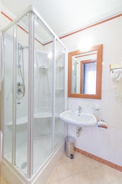 Basic Triple Room,449624598:JPEG