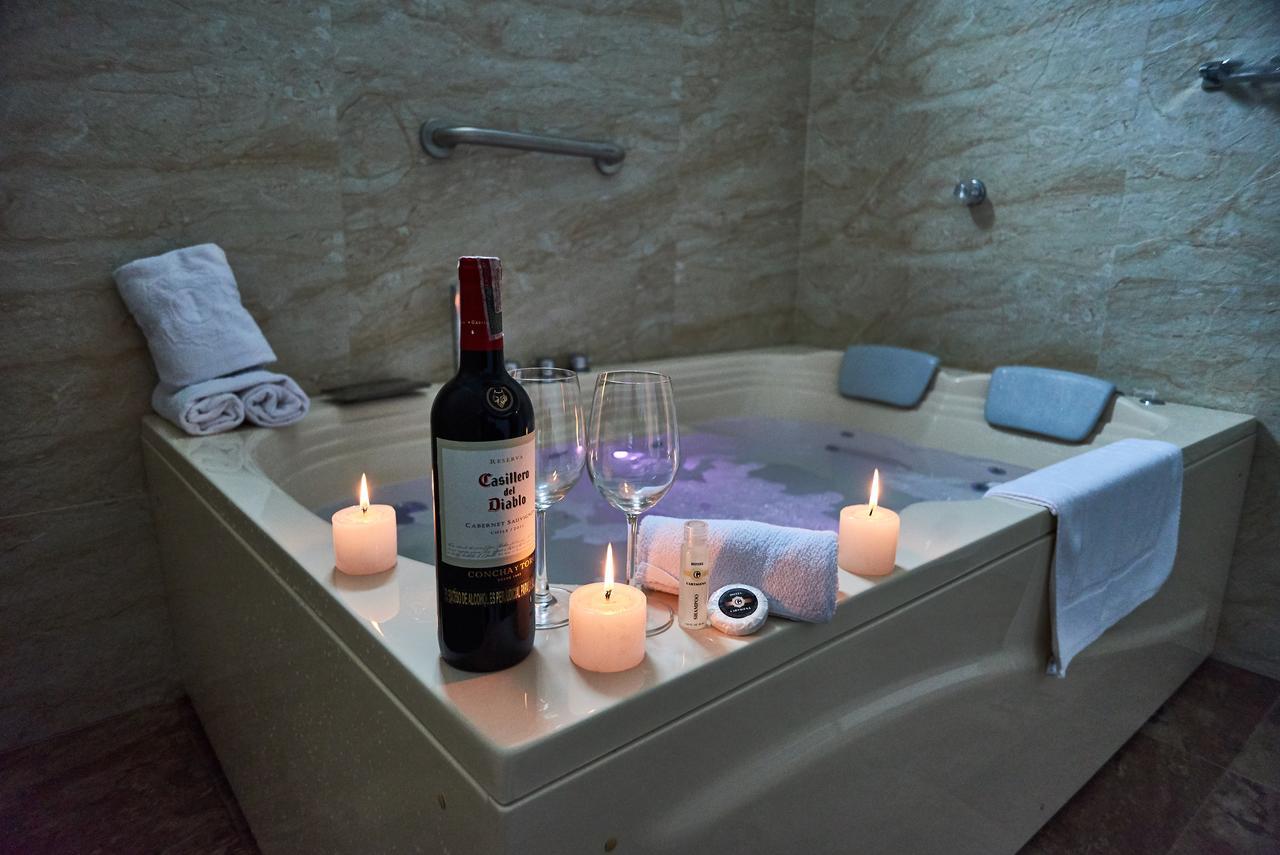 Deluxe Suite Spa Bath
