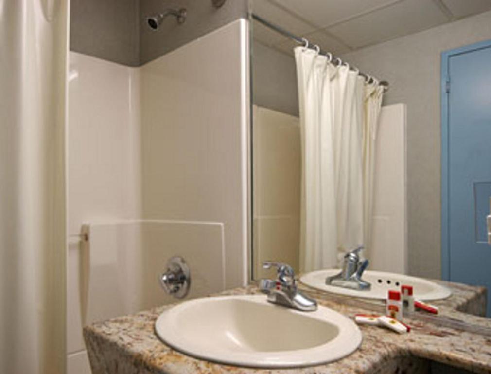 Queen Room - Non-Smoking