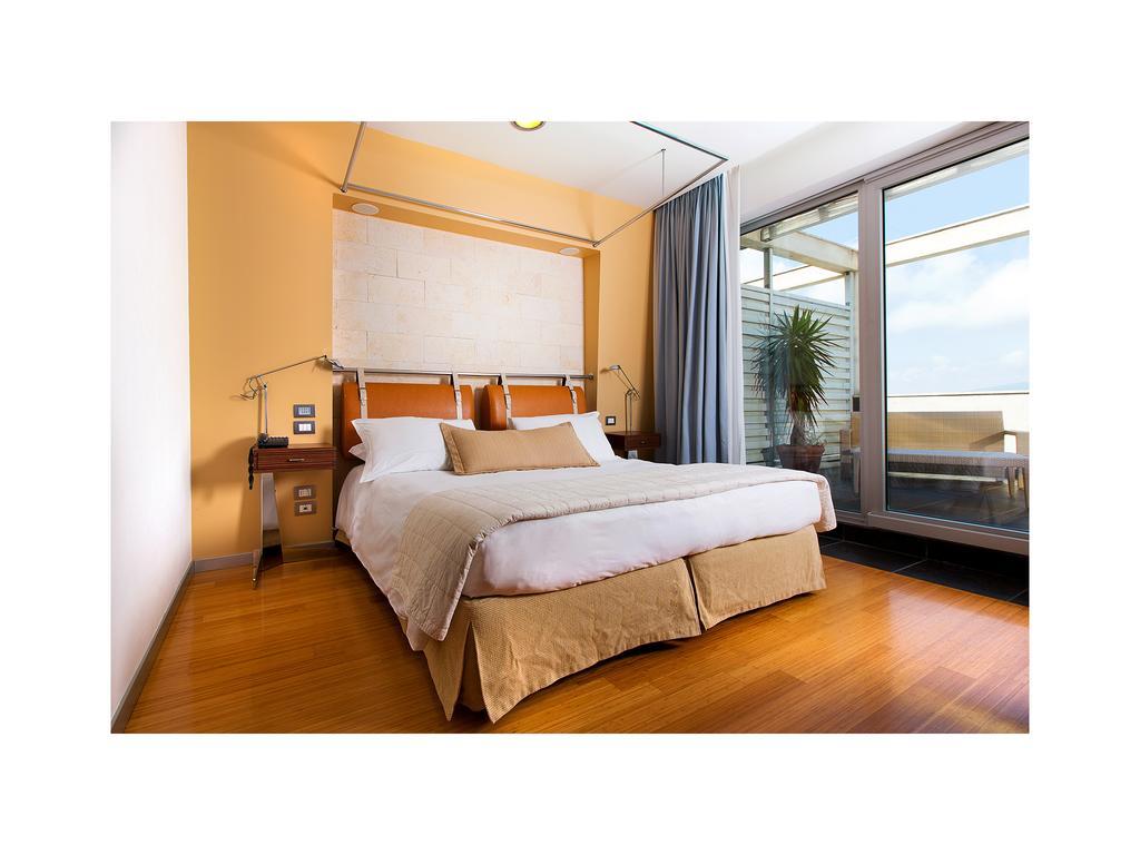 Quarto Deluxe com Cama de Casal ou 2 de Solteiro e Terraço