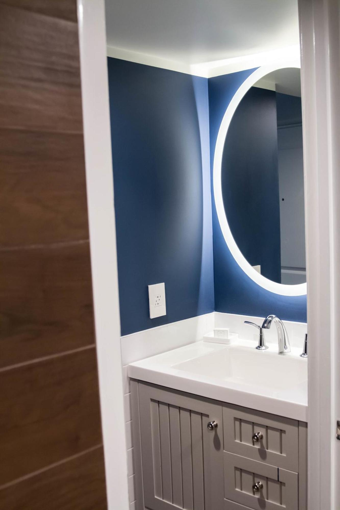 Resort View King Accessible with Roll-in Shower