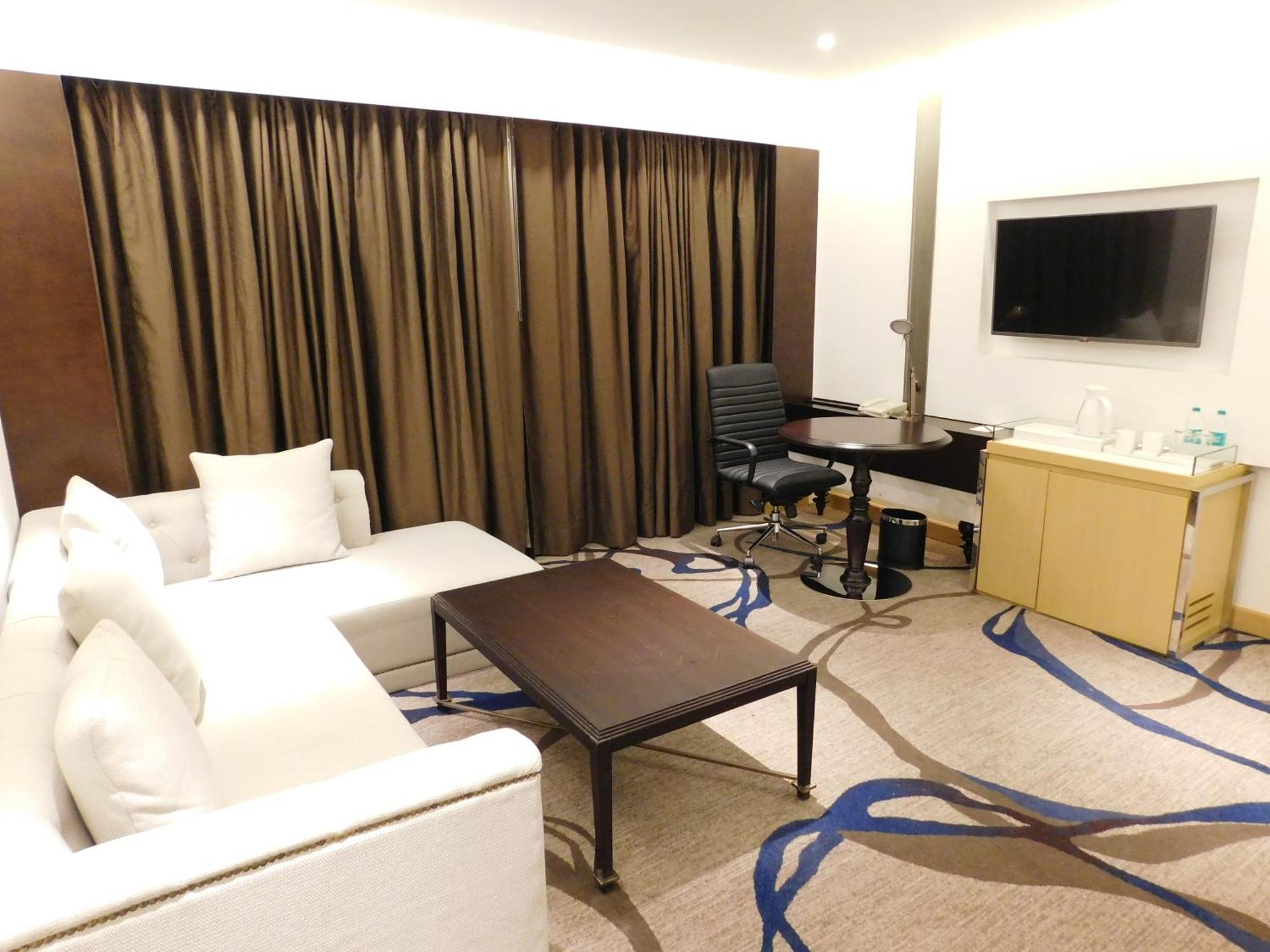 Deluxe King Suite - 15% off on One-way Airport Transfers, Spa, Food & Beverage & Laundry