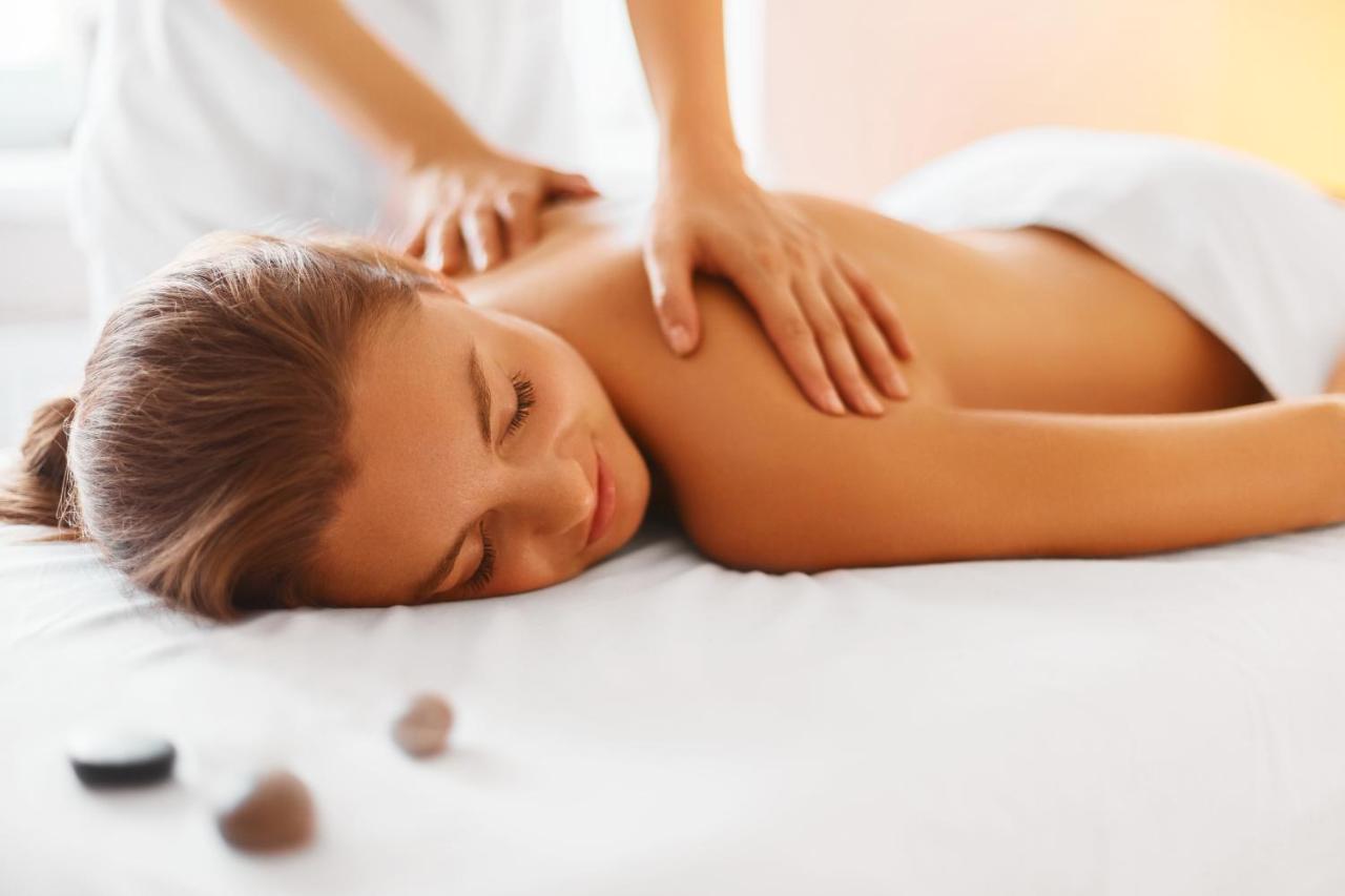 Deluxe Room with Massage Session and with Spa Access,817796126:JPEG