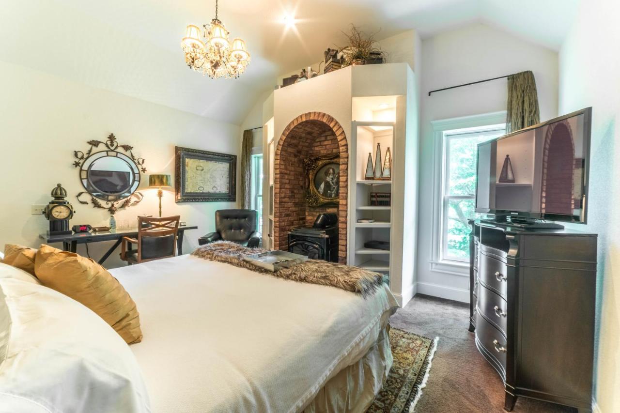 Deluxe Queen Room Fireplace