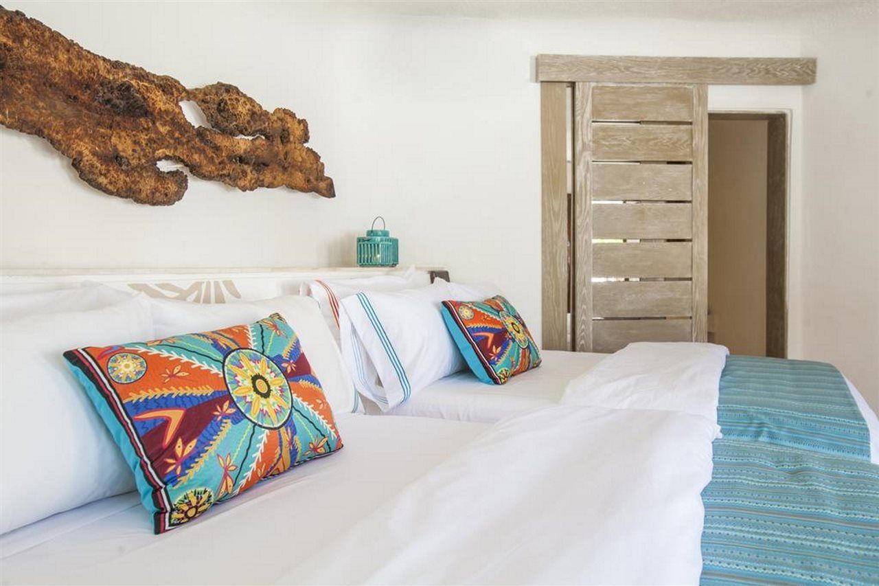 Zimmer mit Kingsize-Bett und Gartenblick