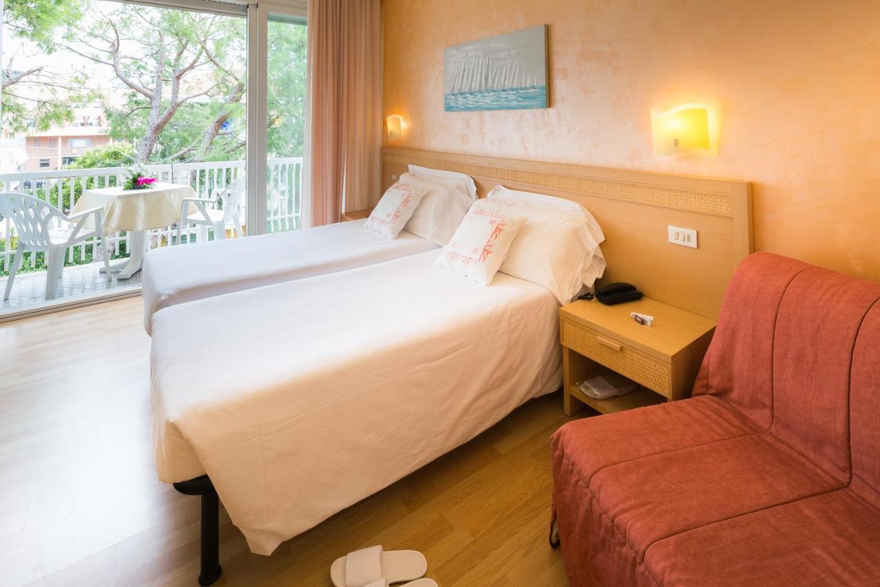 Twin Room,1550491465:JPEG